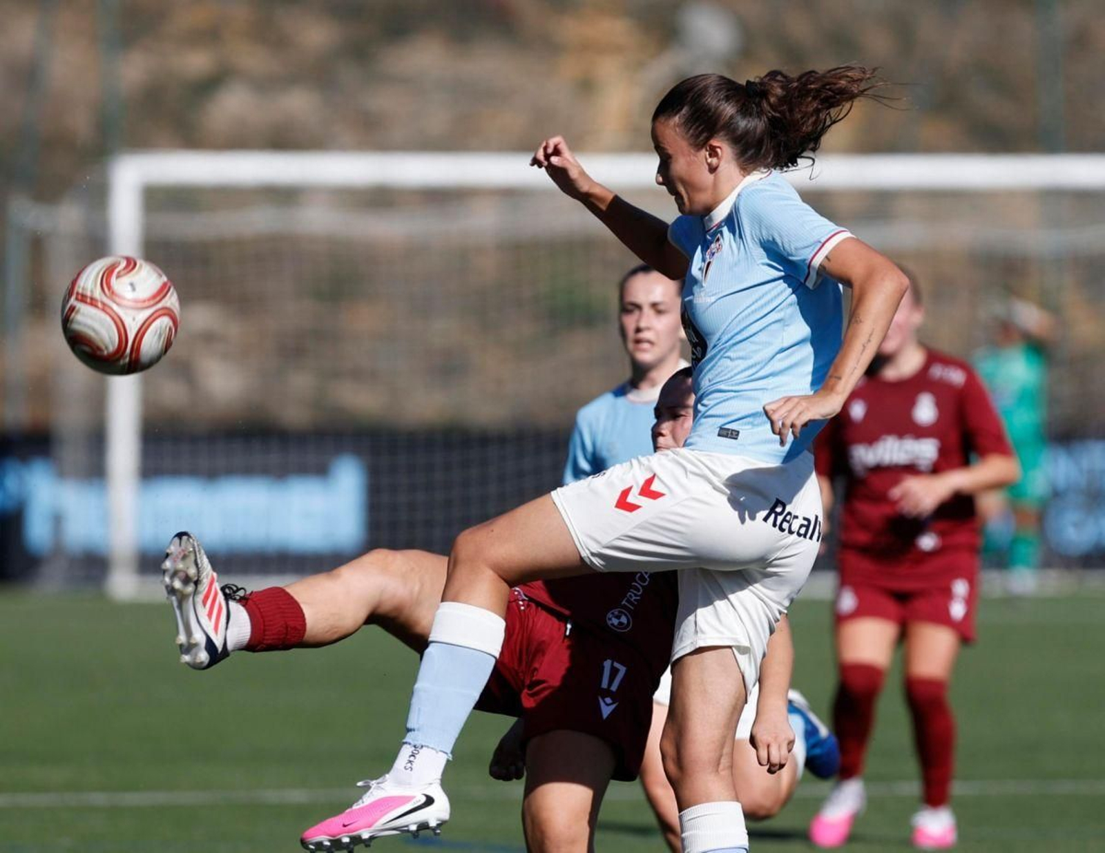 Andrea Albiol disputa un balón, ayer en A Madroa.