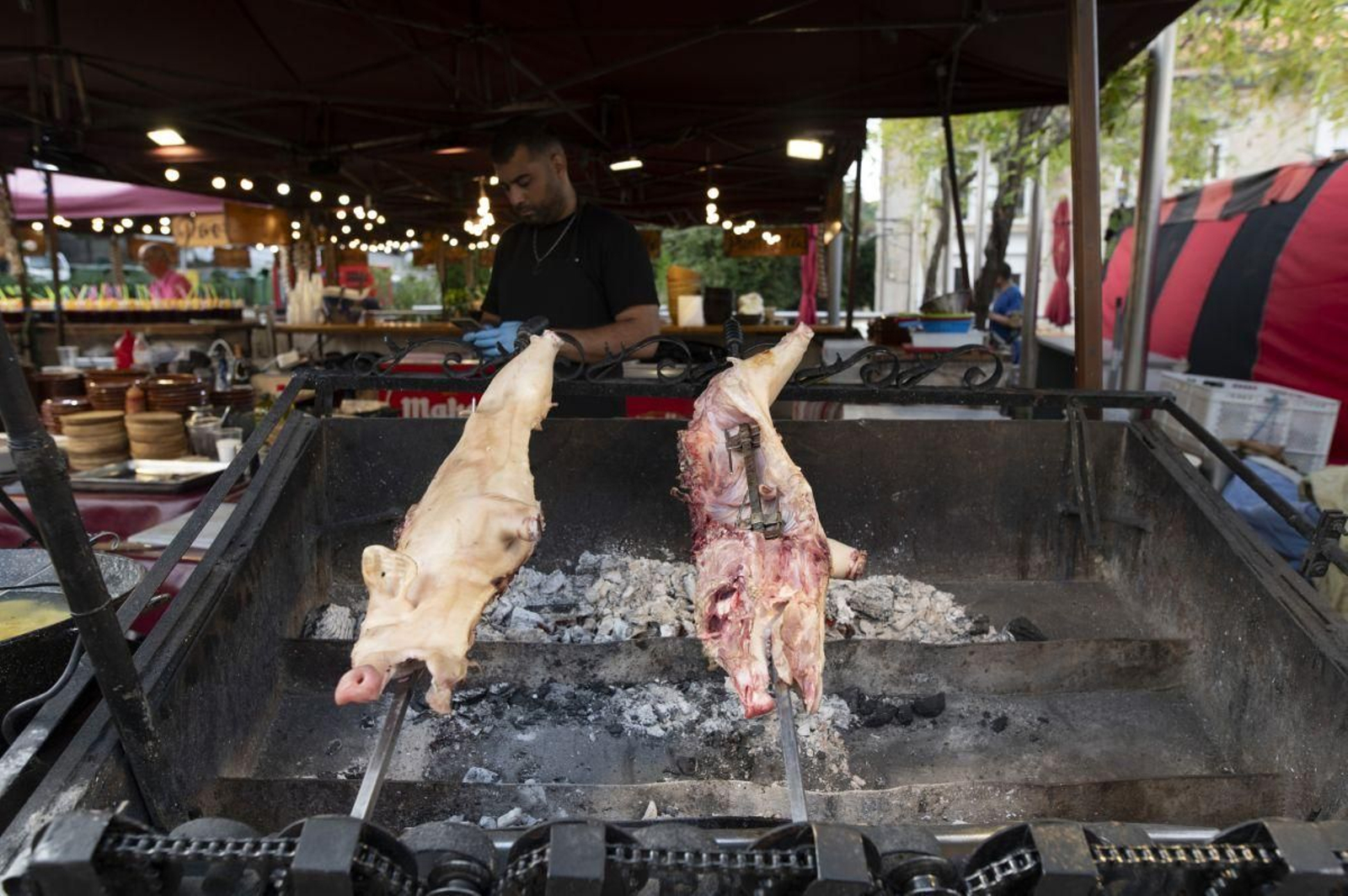 Asando el cochinillo en uno de los puestos.