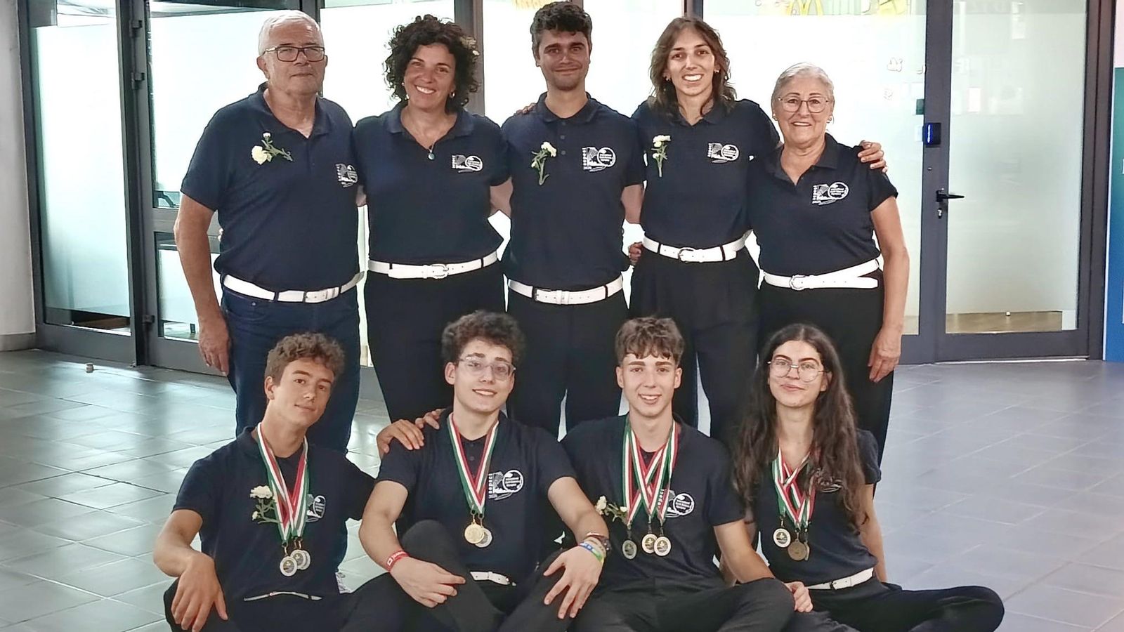 La delegación española, con Pablo Blanco -arriba en el centro- junto al resto de profesores y abajo, de izq. a der., los alumnos Óscar, Gabi, Hugo y Míriam.