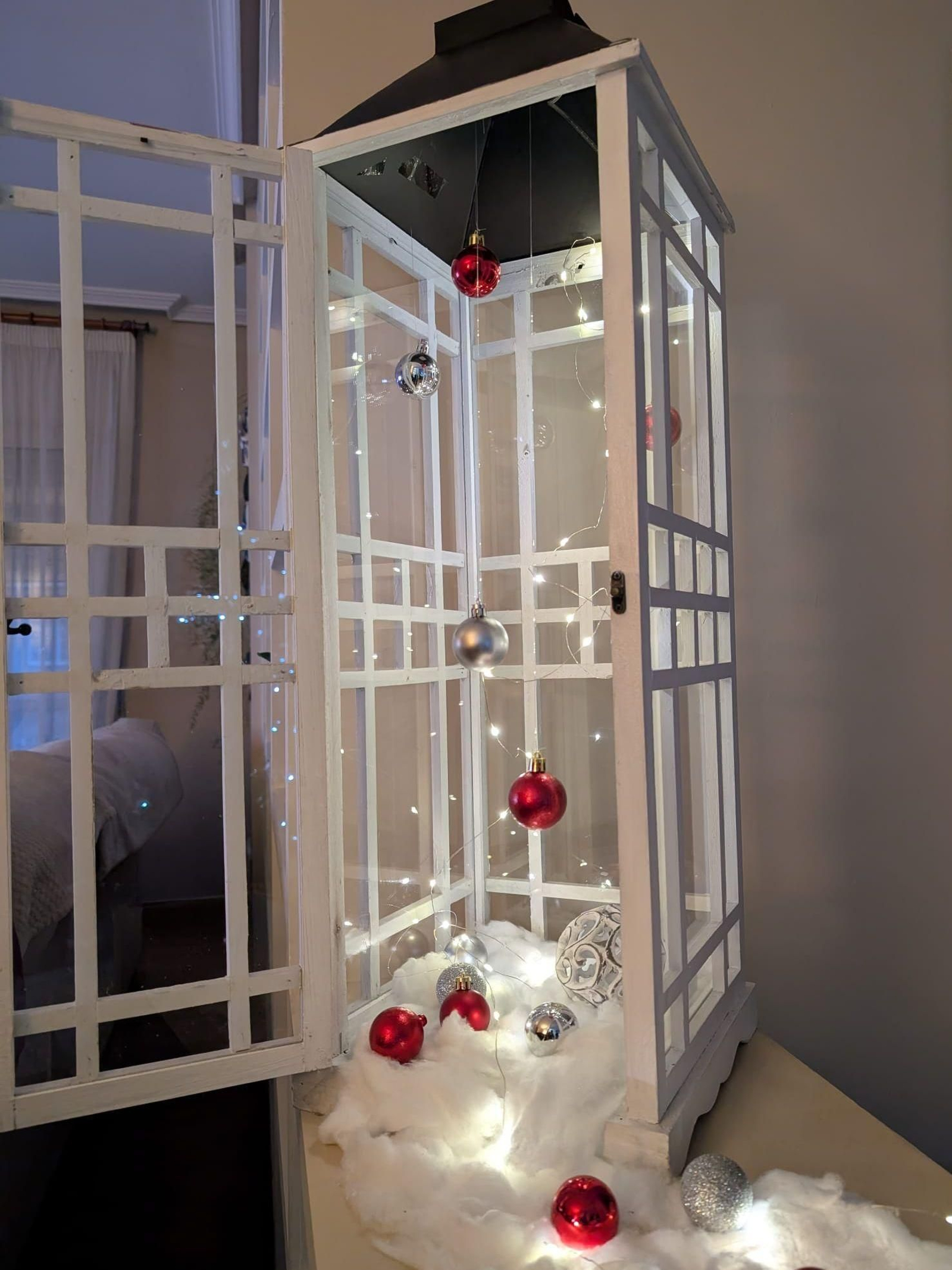 Candelabro con bolas navideñas como adorno para una esquina del hogar en Navidad.