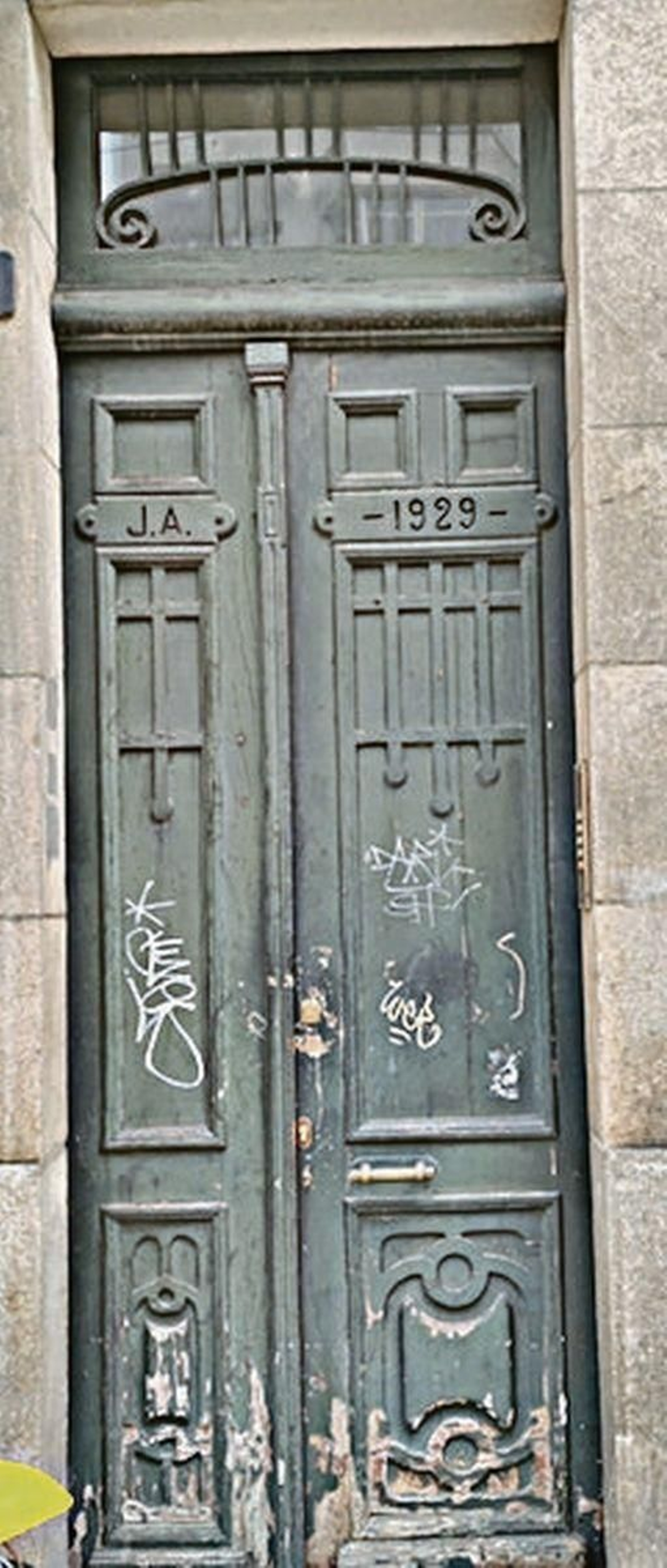 Única que conserva la fecha de construcción, 1929. Algunas la tienen en el interior.