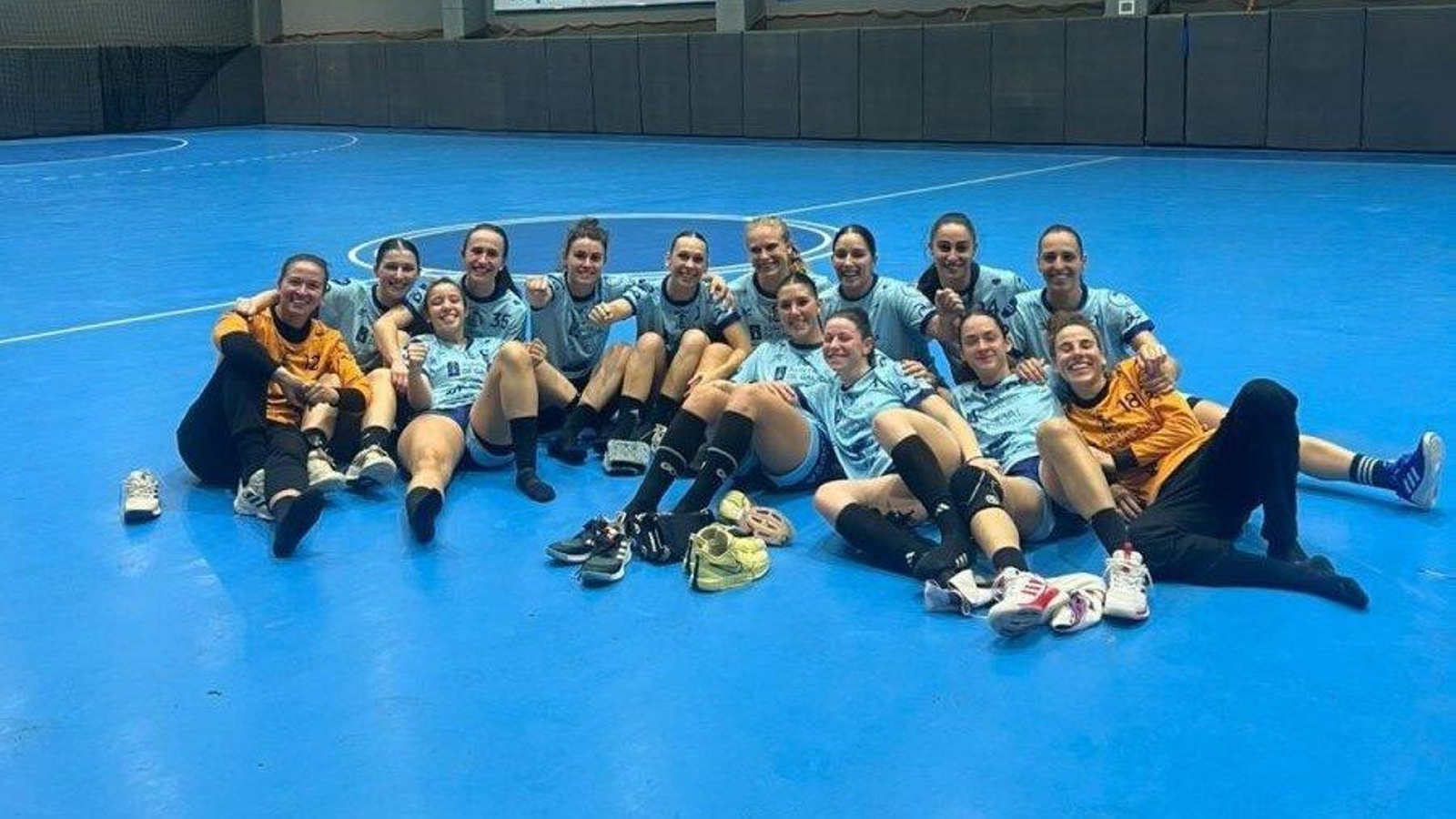 Después de dos batallas en 24 horas, las jugadoras de la escuadra porriñesa posaron agotadas pero felices sobre la pista azul del Ücevler Sports Facility de la ciudad otomana de Bursa.
