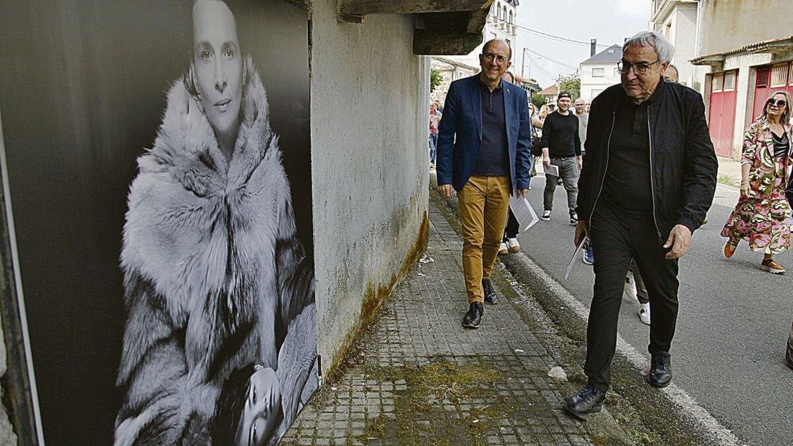 El fotógrafo Manuel Outumuro, ante la imágen de Juliette Binoche. Foto: Miguel Ángel.
