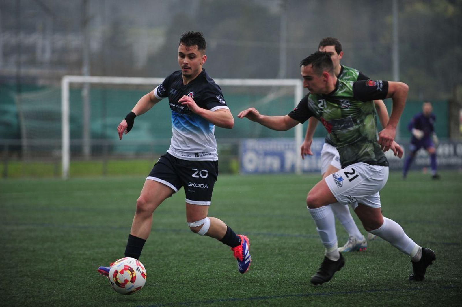 Carlos Villar conduce el balón ante la oposición de Álex Veloso durante el encuentro.