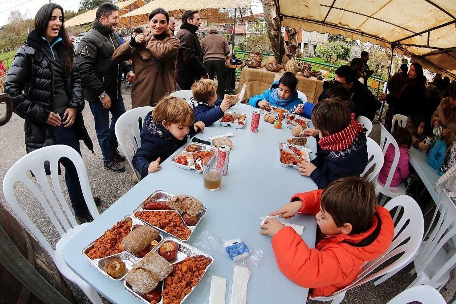Este año hubo más afluencia de familias con niños en la fiesta de la manzana de Luneda