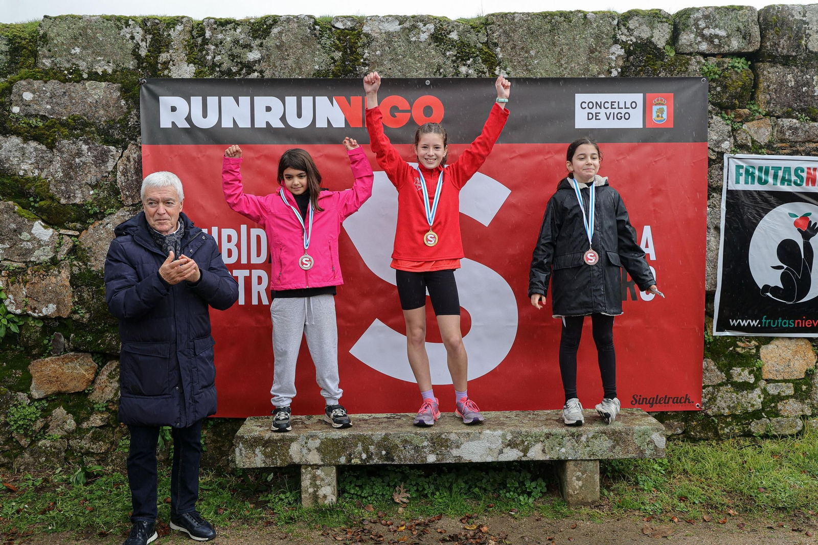 Galería | Cientos de atletas aguantan la lluvia en la Subida ao Castro