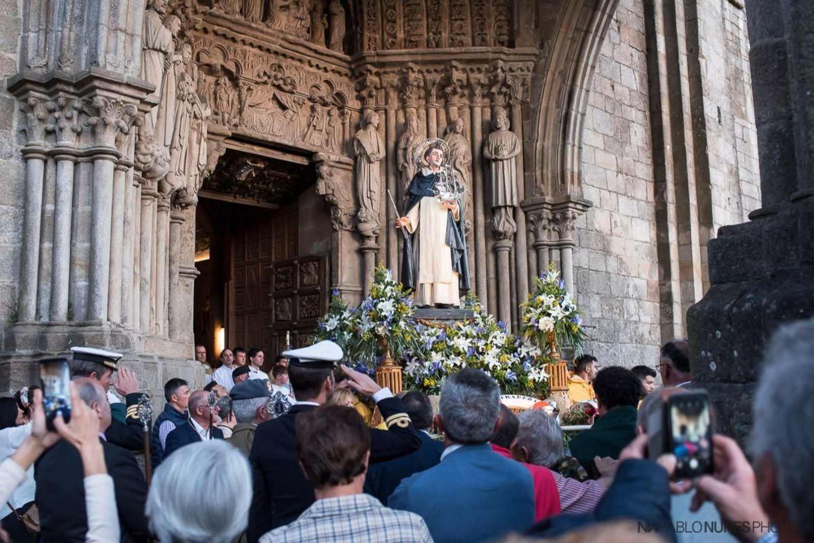 La procesión es muy concurrida con la participación de las imágenes de todas las parroquias.