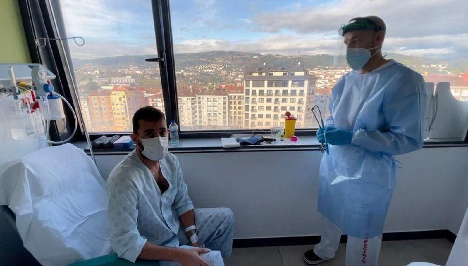 Josué Gutiérrez, acompañado de uno de sus médicos.