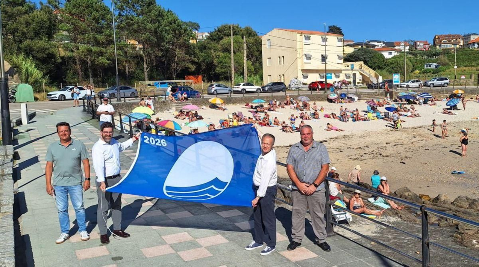 El delegado de la Xunta en Pontevedra, el alcalde y dos concejales, en el acto de recepción de la bandera.