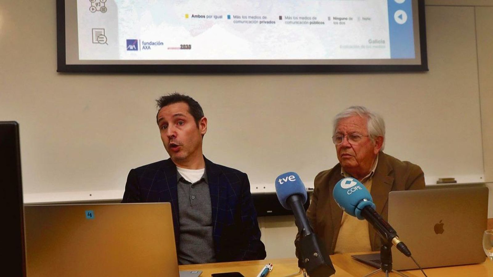 Sergio Martín y Fernando Jáuregui, durante la presentación del informe ayer en Santiago.