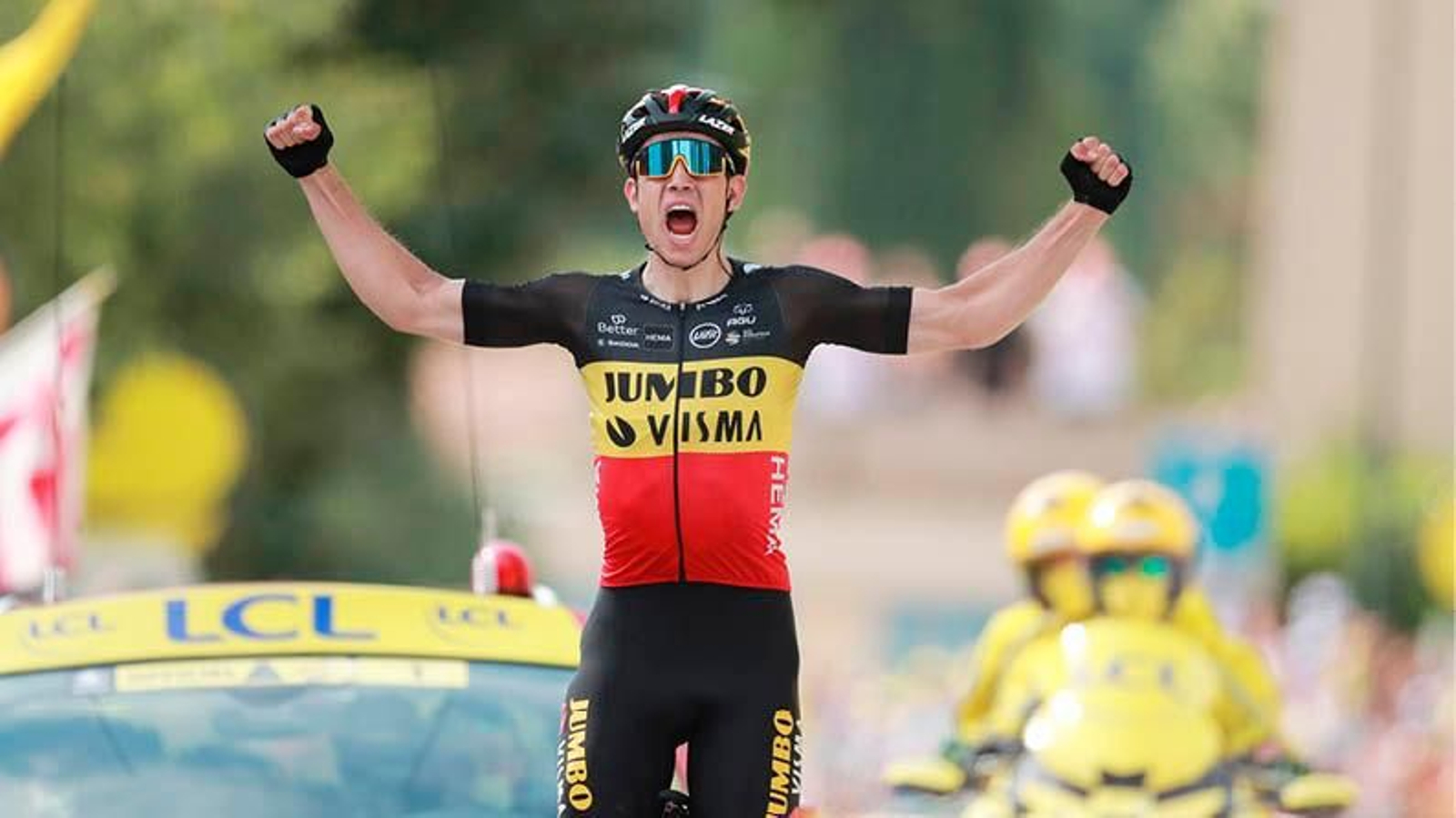 El belga Wout Van Aert cruzó la meta en solitario tras una escapada.

EFE