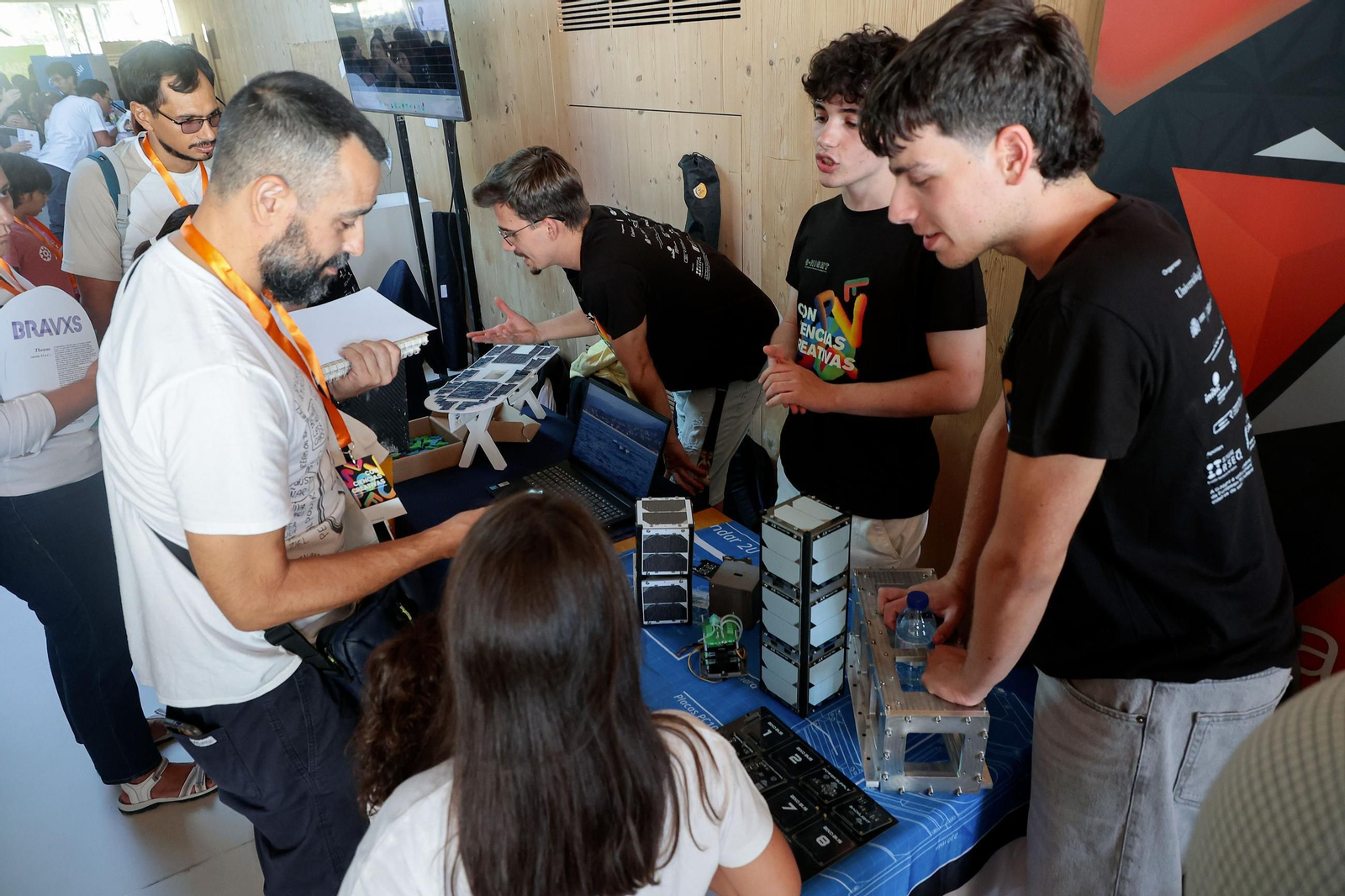 Galería | La feria G-Night toma el edificio Redeiras y el Berbés con sus talleres científicos