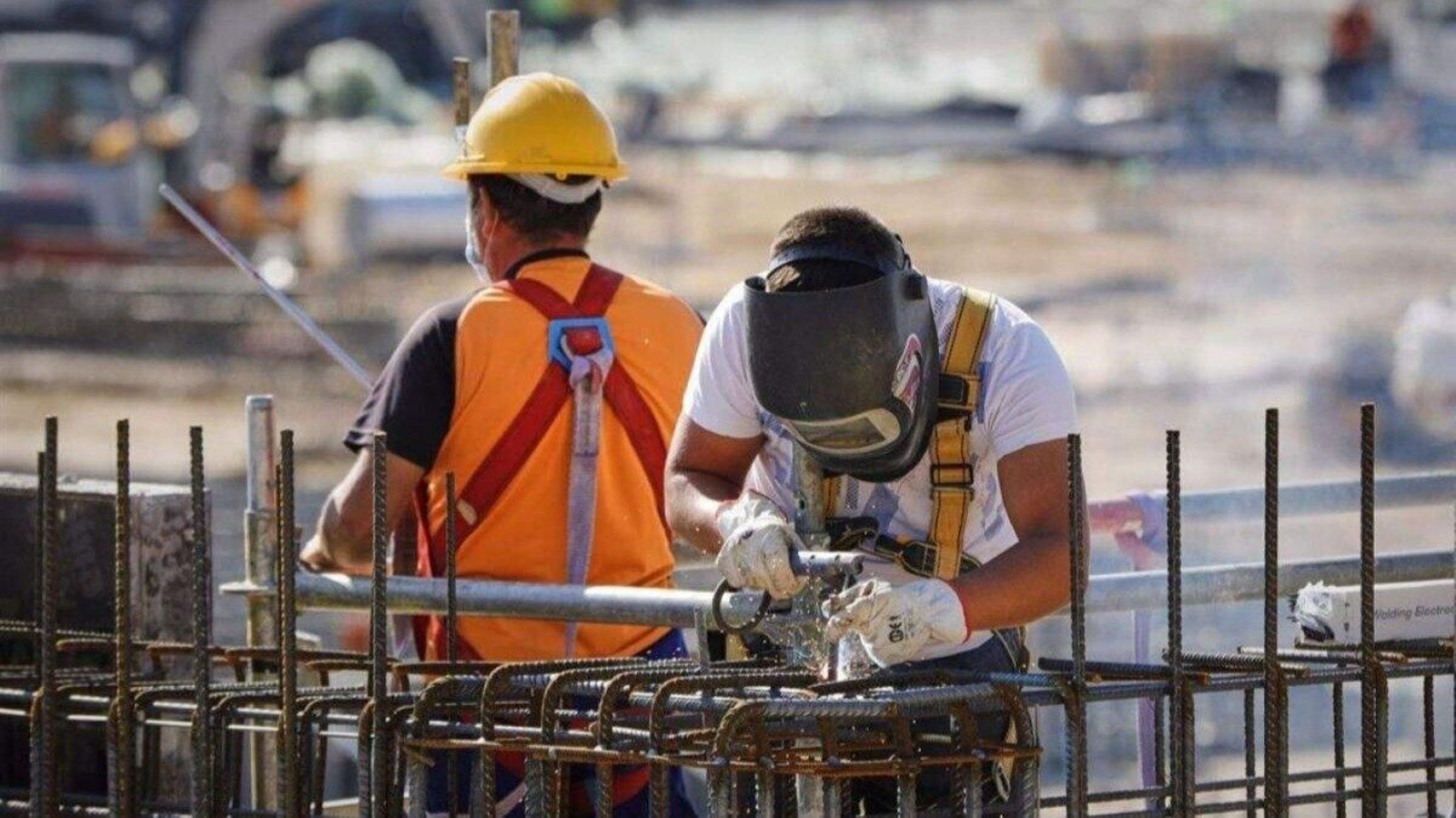 Dos trabajadores de la construcción desarrollando su labor.