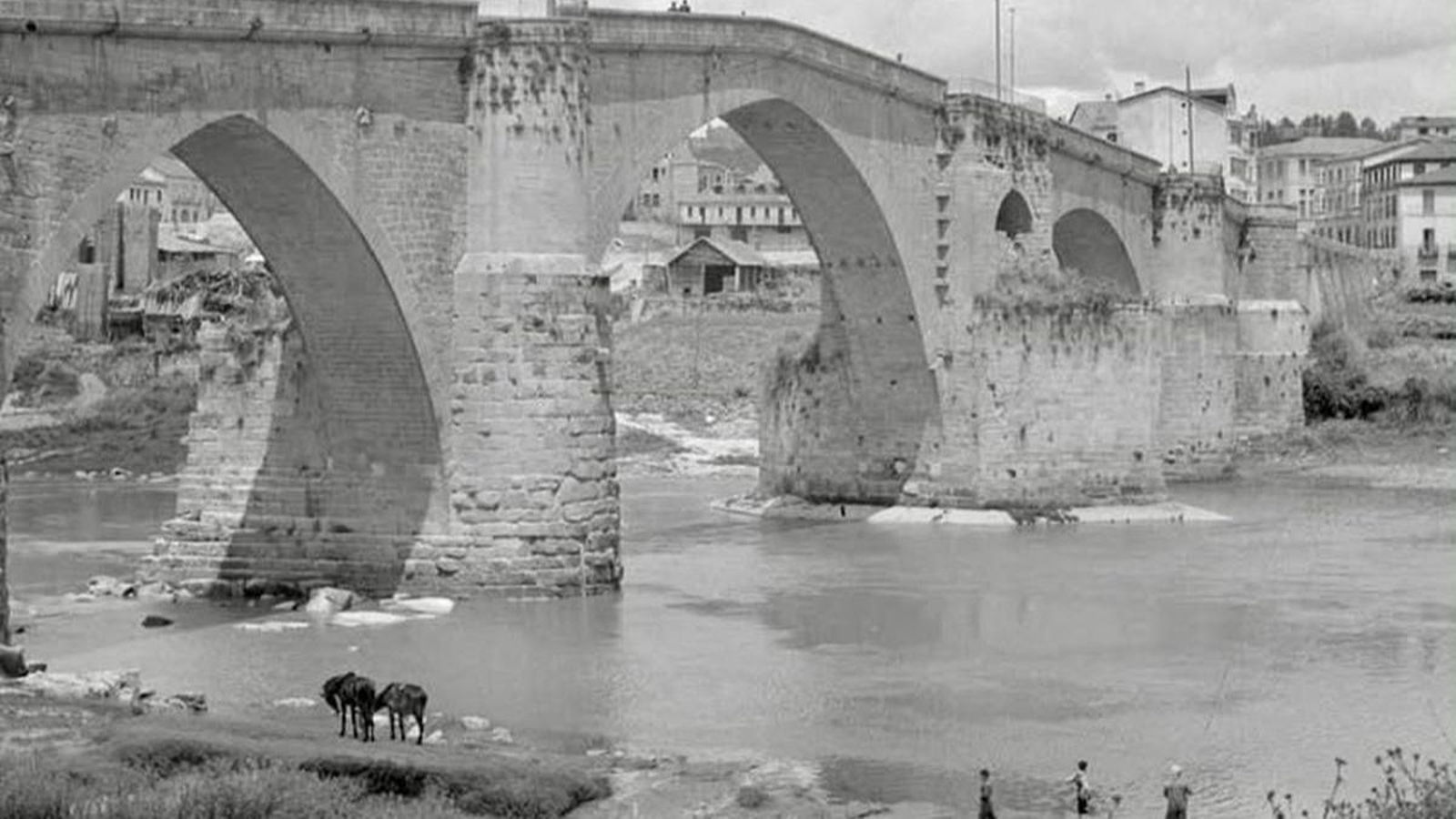 A ponte vella e a parroquia das Caldas, coa fábrica de madeira.