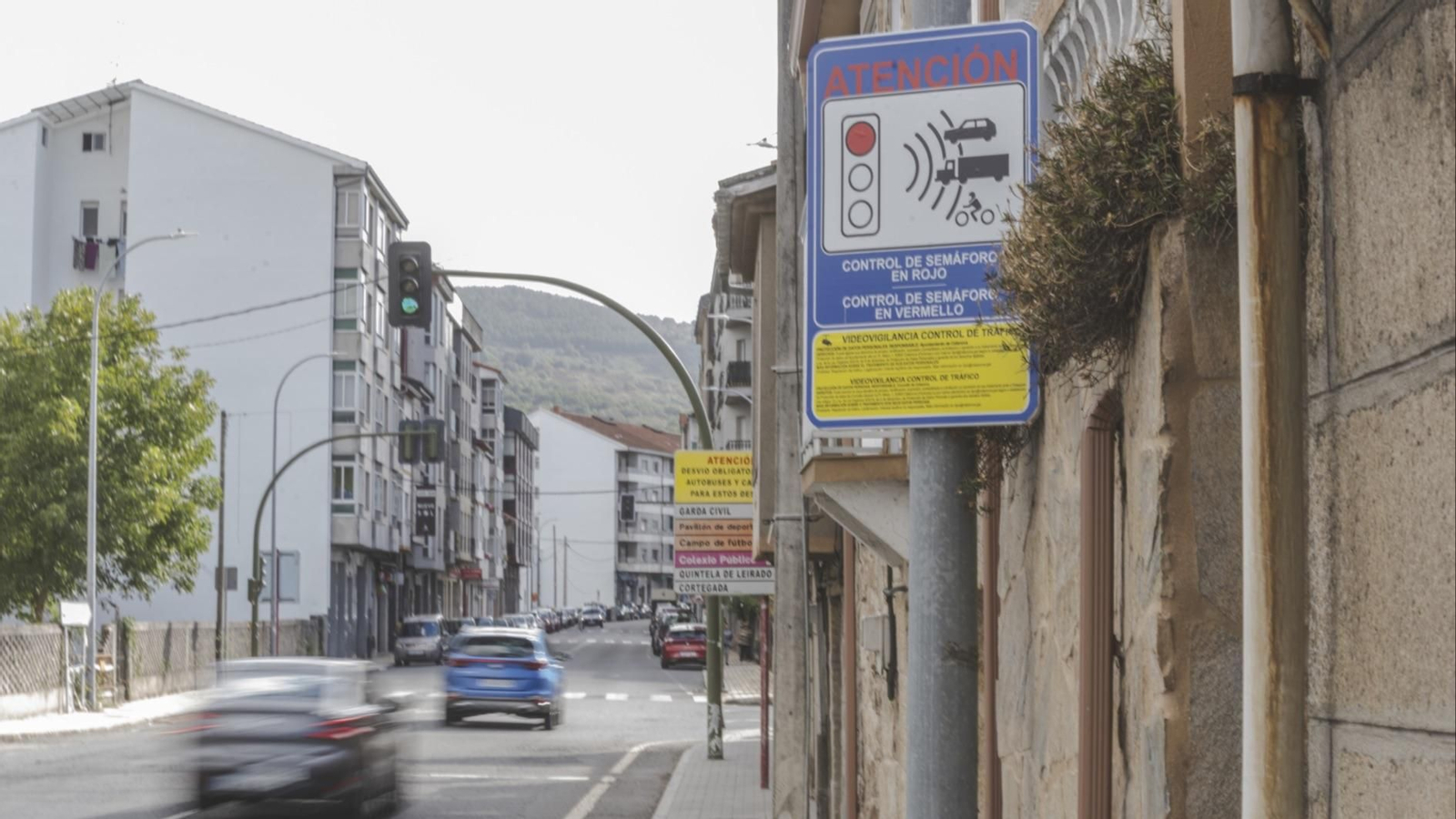 Semáforo en Celanova que cuenta con una cámara de seguridad.