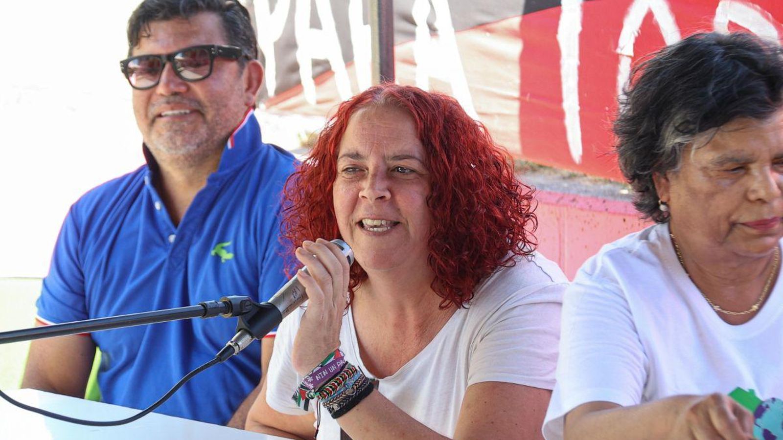 La abogada Esther Lora, de Sos Racismo, y René Dobarro durante el acto