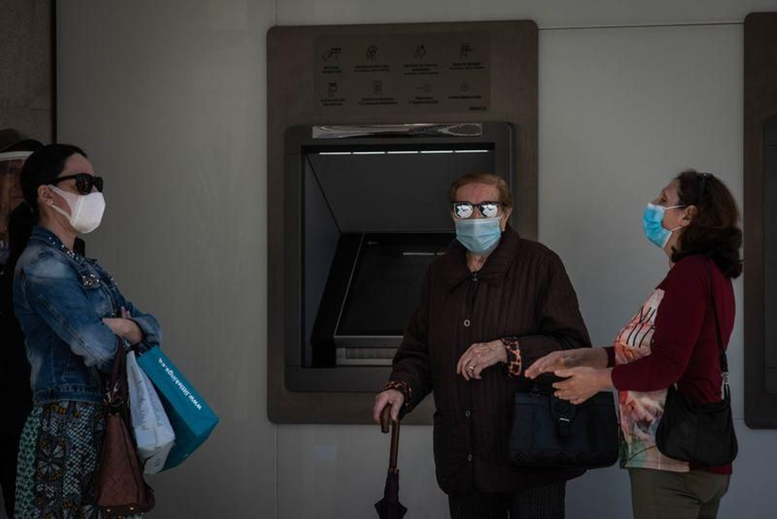 Tres mujeres hablando frente a un cajero, en el barrio de O Couto, con sus respectivas mascarillas (ÓSCAR PINAL).