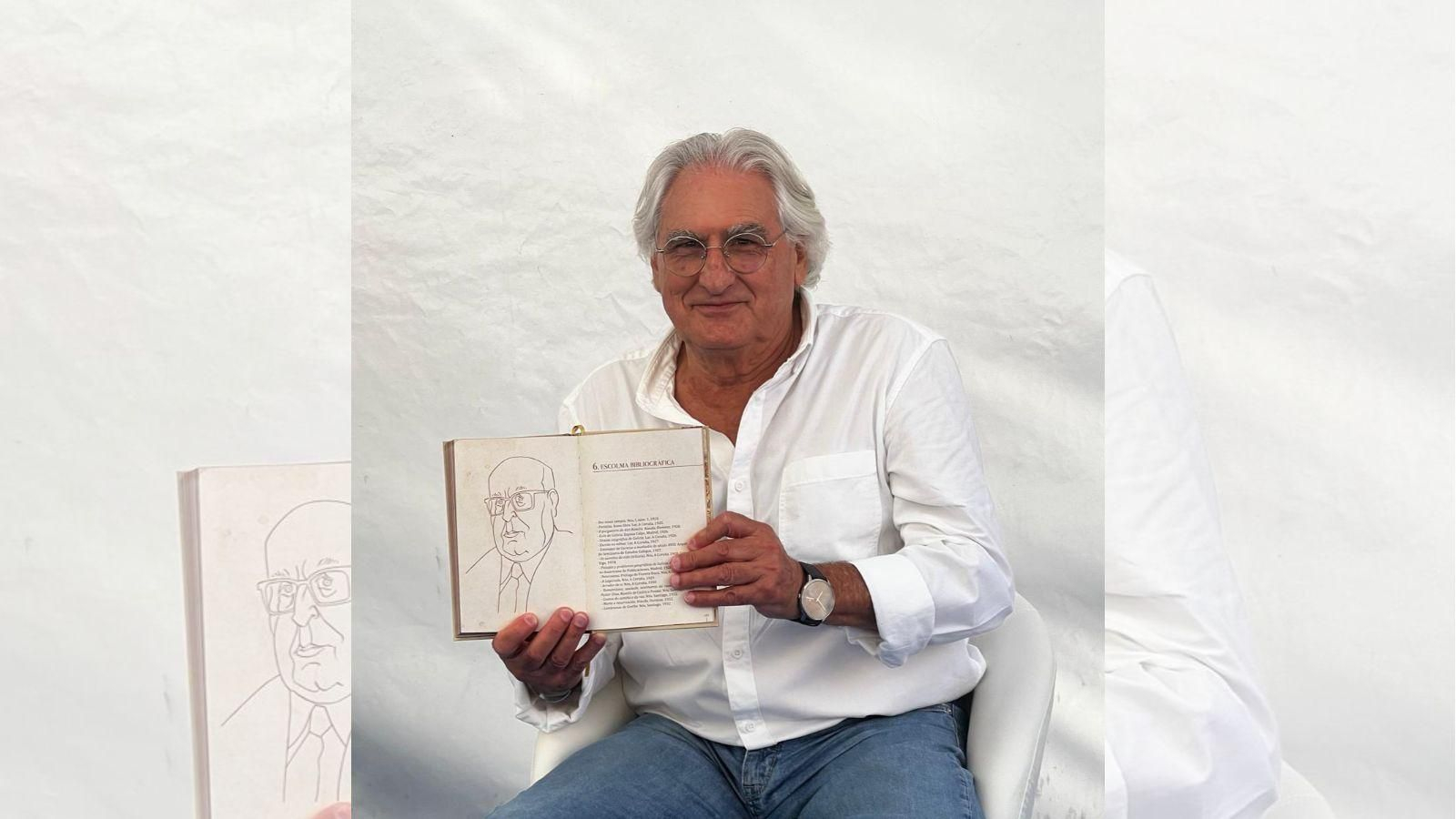 Paco López-Barxas coa edición do novo libro na man.
