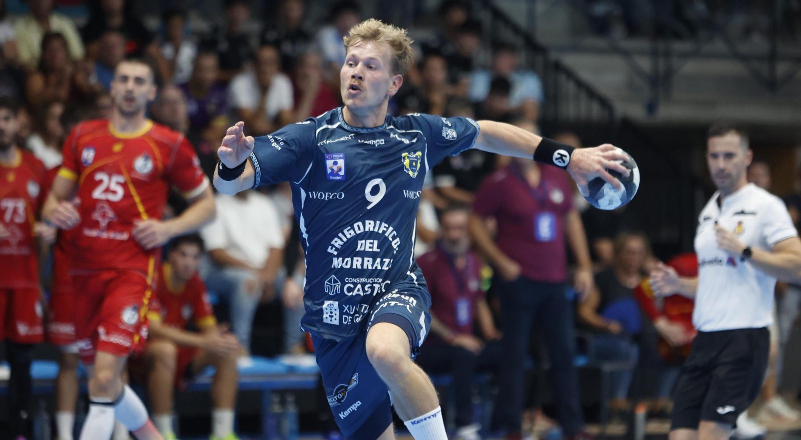 El Balonmán Cangas sumó su primer triunfo en una de las pistas talismán del equipo en las últimas temporadas.