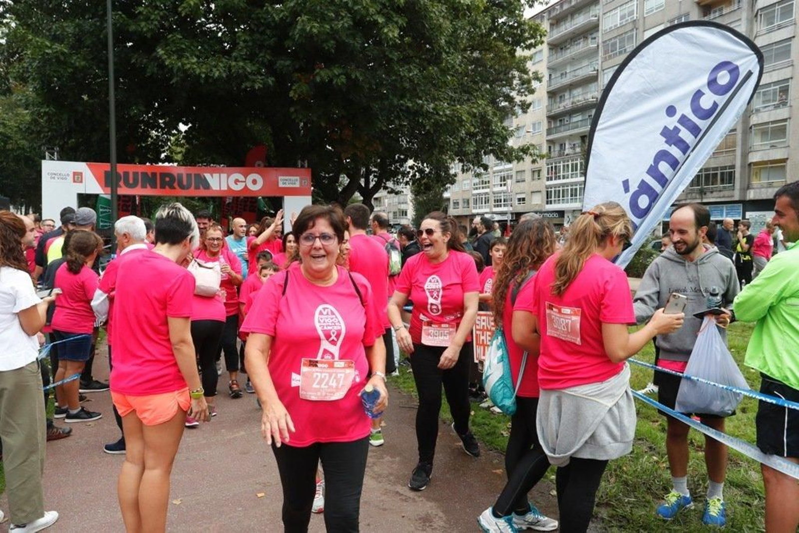 El color rosa abarrotó la Avenida de Castelao - JV Landín 105