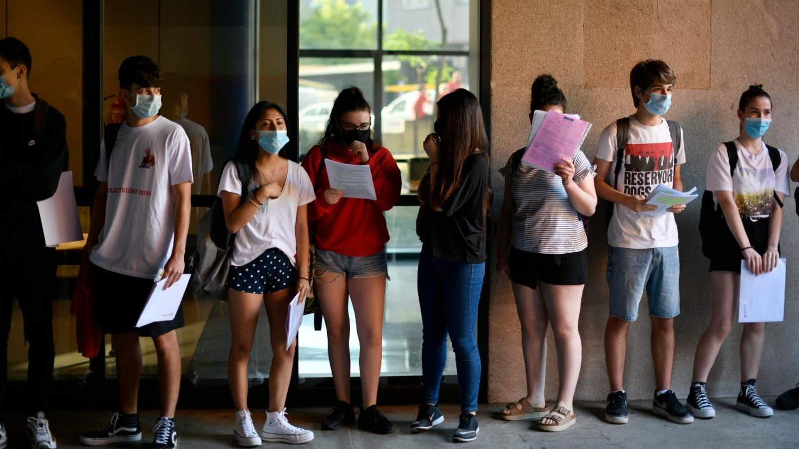 Estudiantes en las pruebas de selectividad en el campus de Ourense, con las normas de seguridad por el Covid-19. Foto: Xesús Fariñas