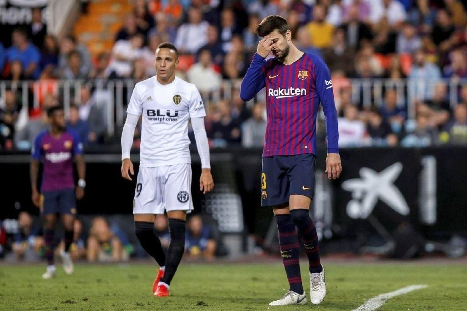 Piqué en un partido con el Barça.