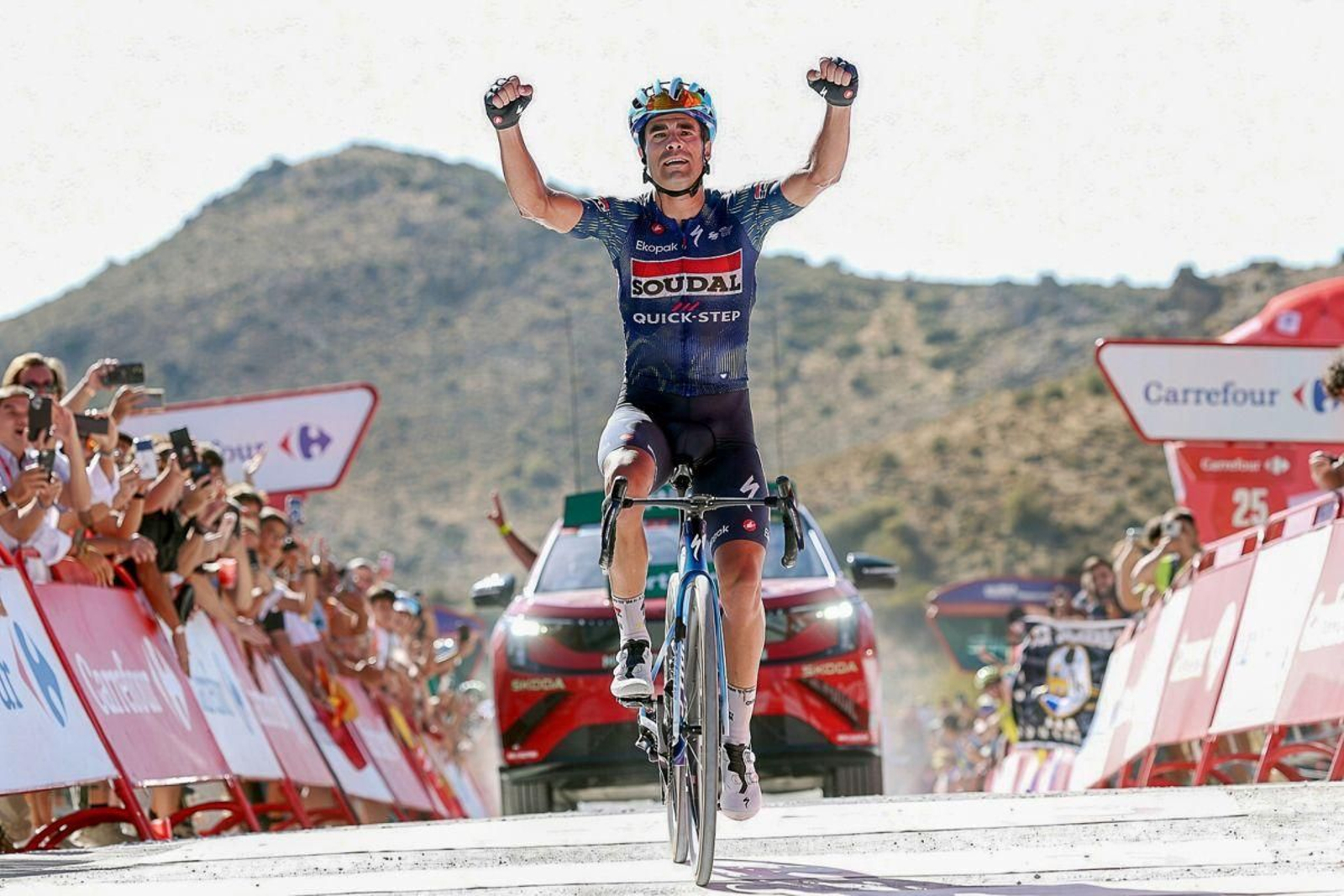 Mikel Landa celebra su triunfo de etapa al cruzar la línea de meta.