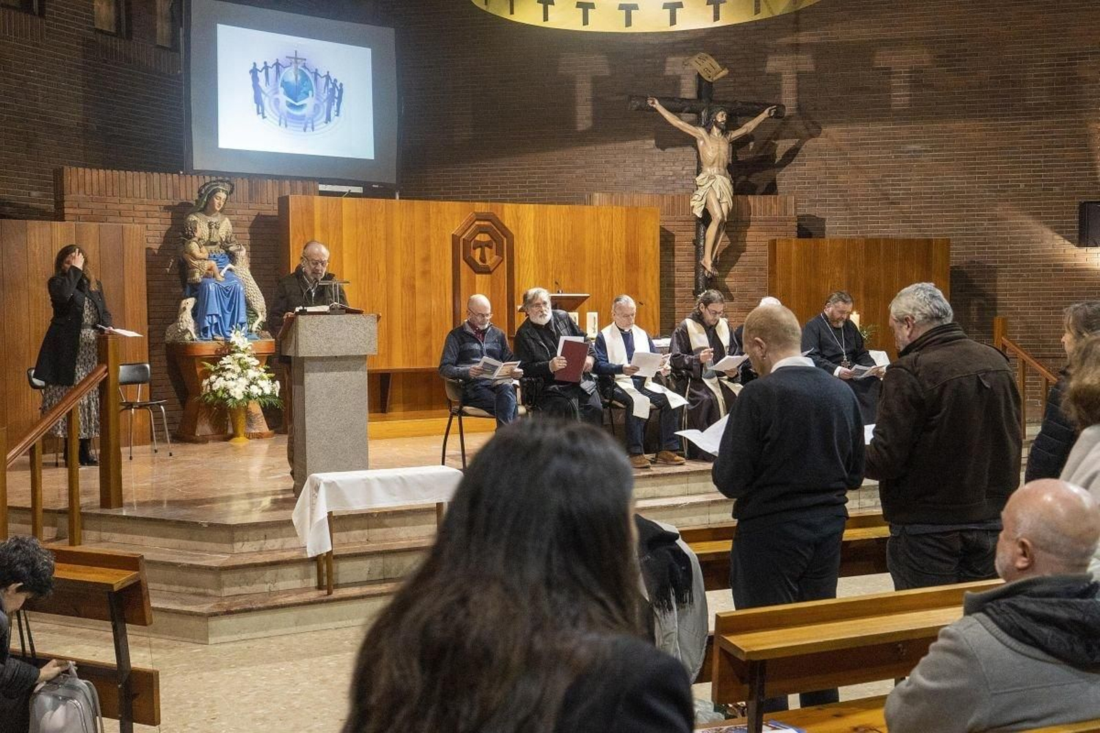 La iglesia de Los Capuchinos acogió ayer el encuentro ecuménico de las cuatro confesiones cristianas.