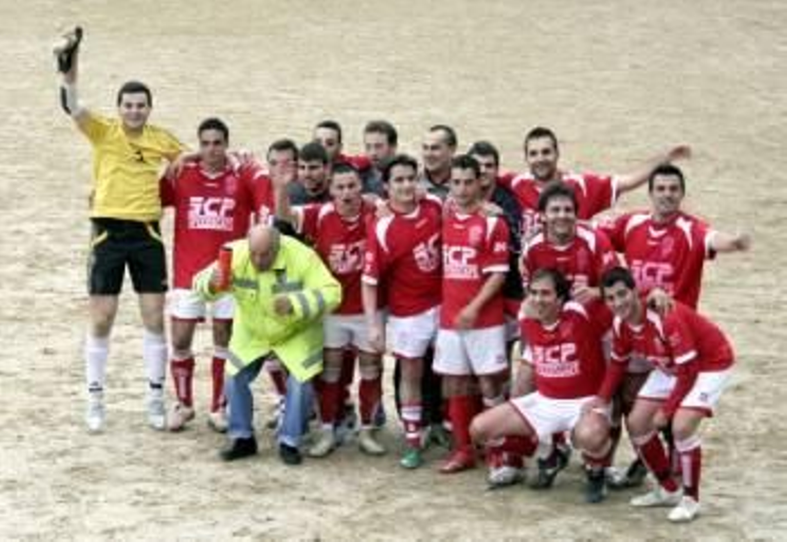 Los jugadores del Peroxa celebran el ascenso a la Preferente en el campo de O Marco. (Foto: Jainer Barros)