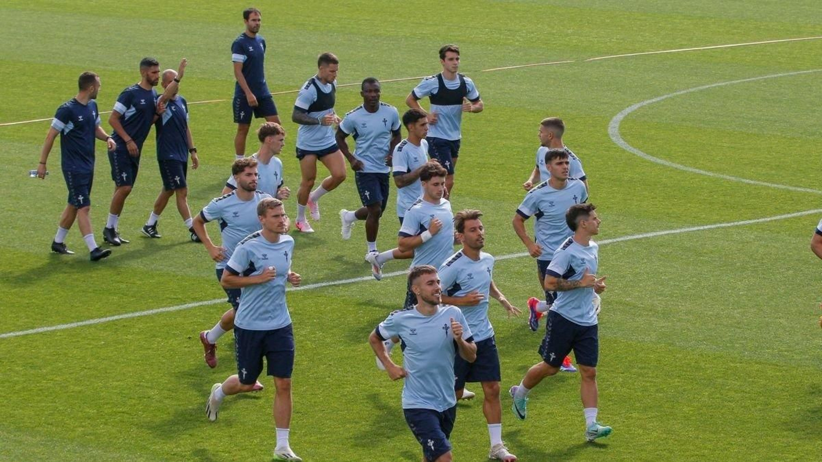 Aidoo corre entre sus compañeros durante una pretemporada clave para su carrera.