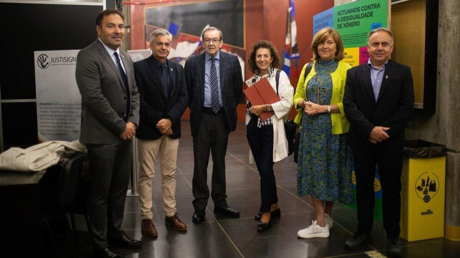Visita de José Alberto Díez (en el centro) a la Facultade de Historia del Campus. | Foto: Sandra Iglesias