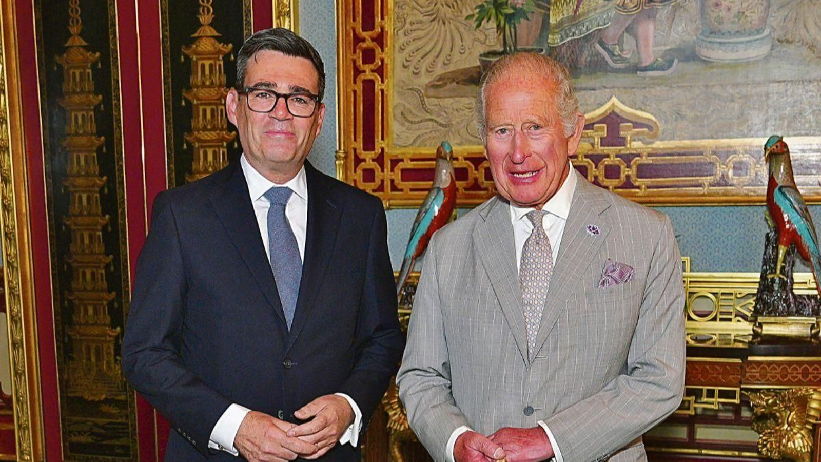 El rey Carlos III recibe a Andy Burnham en una audiencia en el Palacio de Buckingham.
