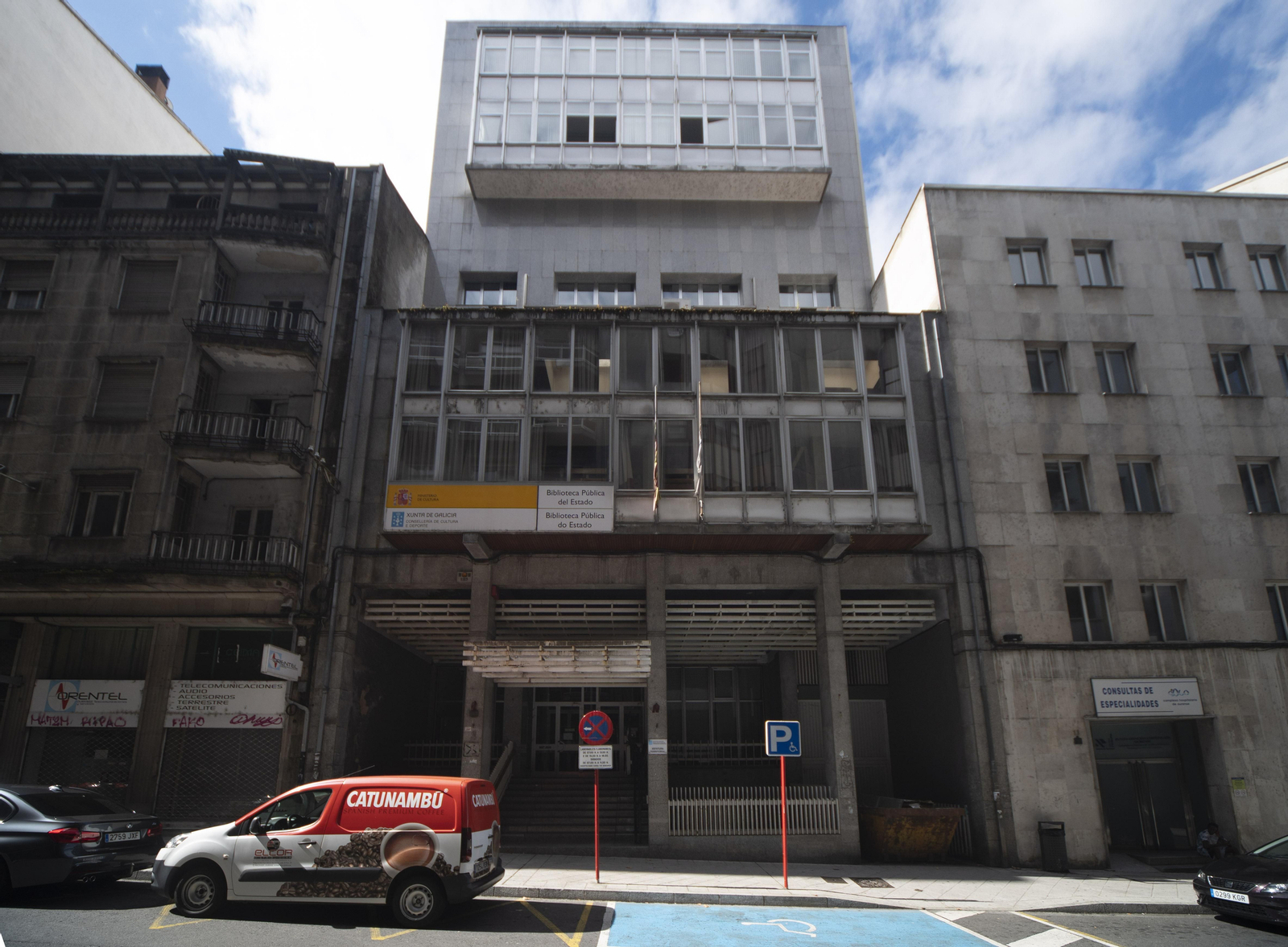 El cartel de la antigua biblioteca aún luce en el edificio de la rúa Concejo.
Fotos Martiño Pinal