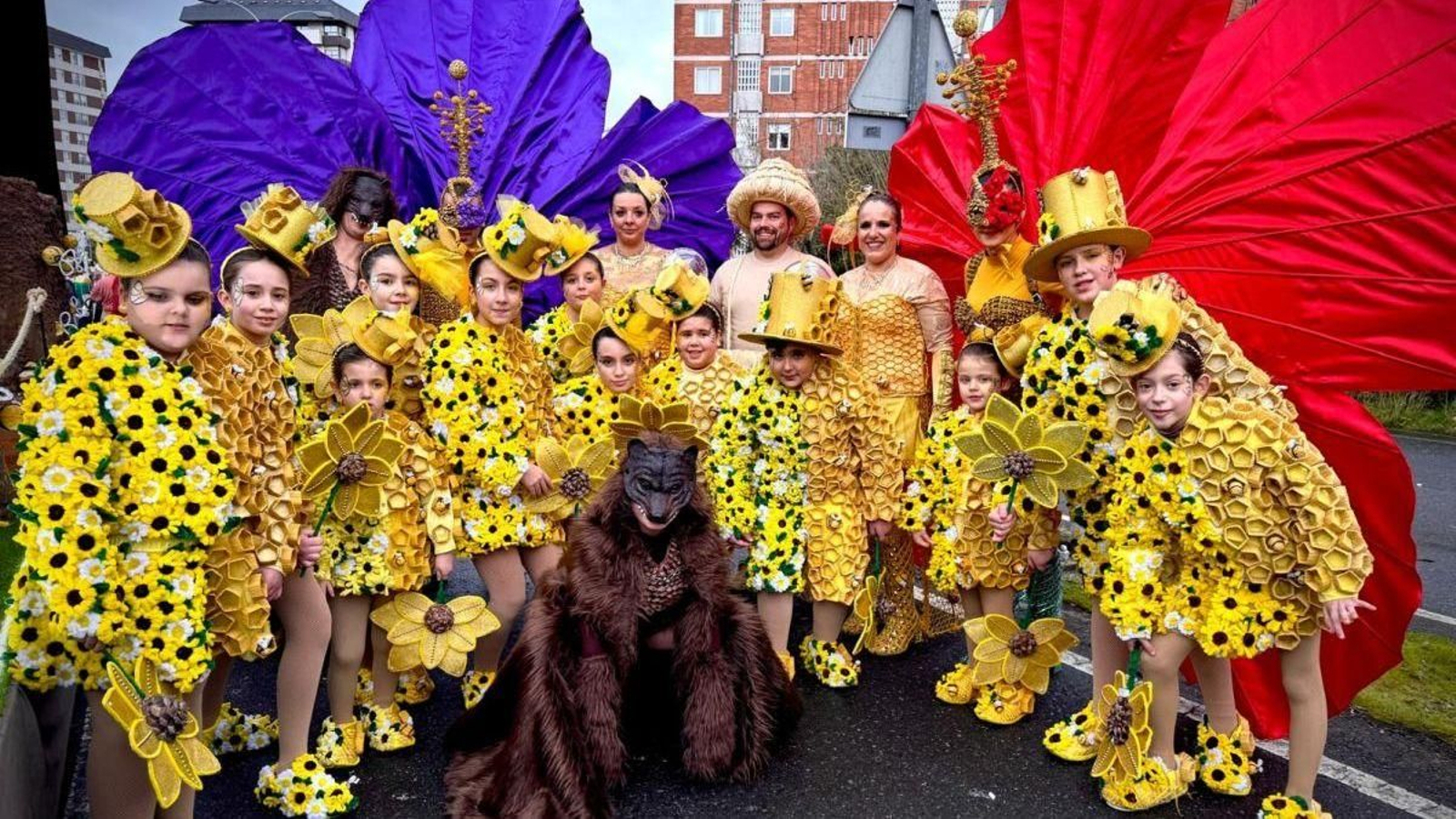 Los panales, las colmenas, los lobos y las flores, algunos protagonistas de la comparsa.