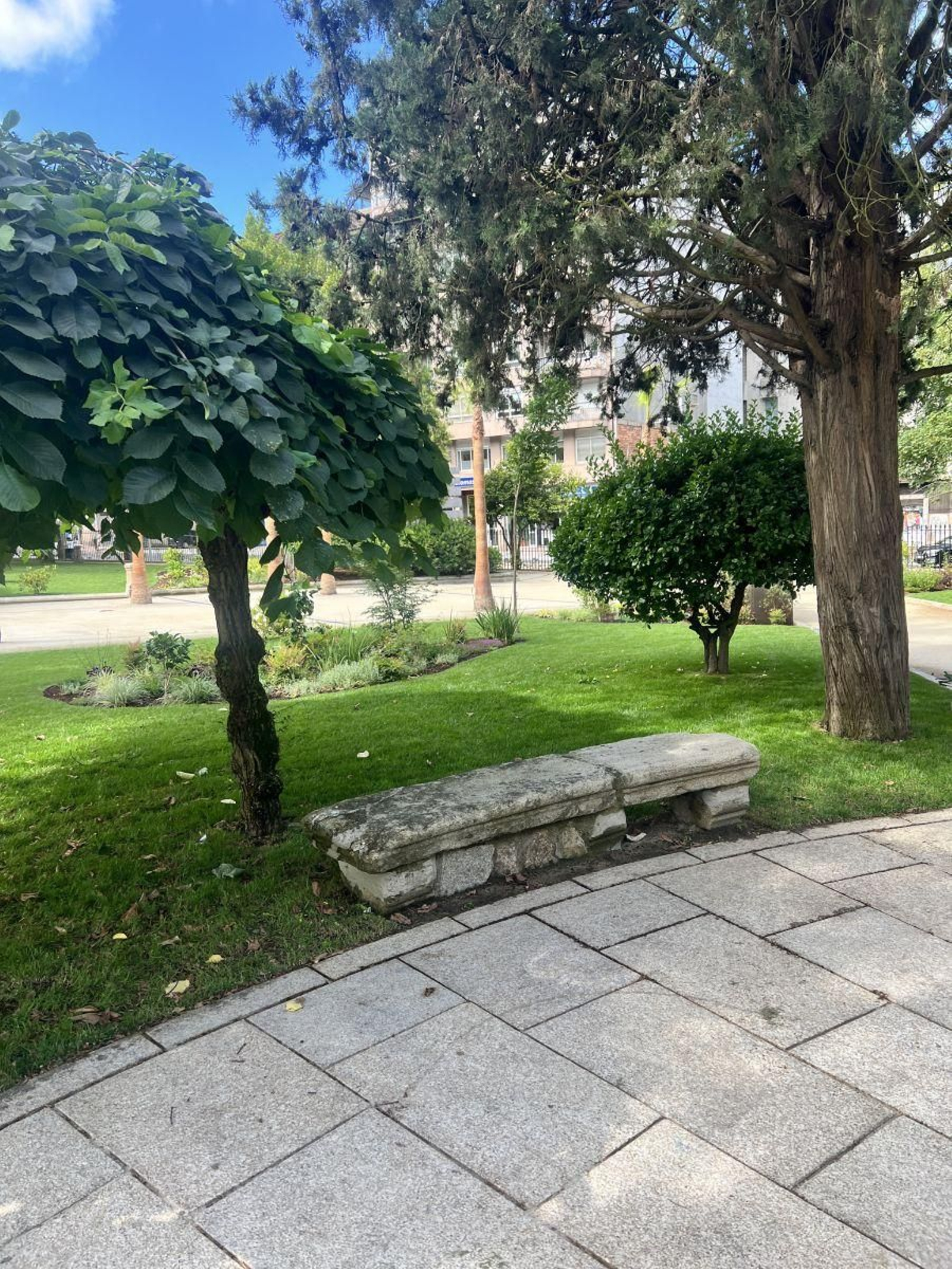 El banquito de piedra que aún queda en el jardín.
