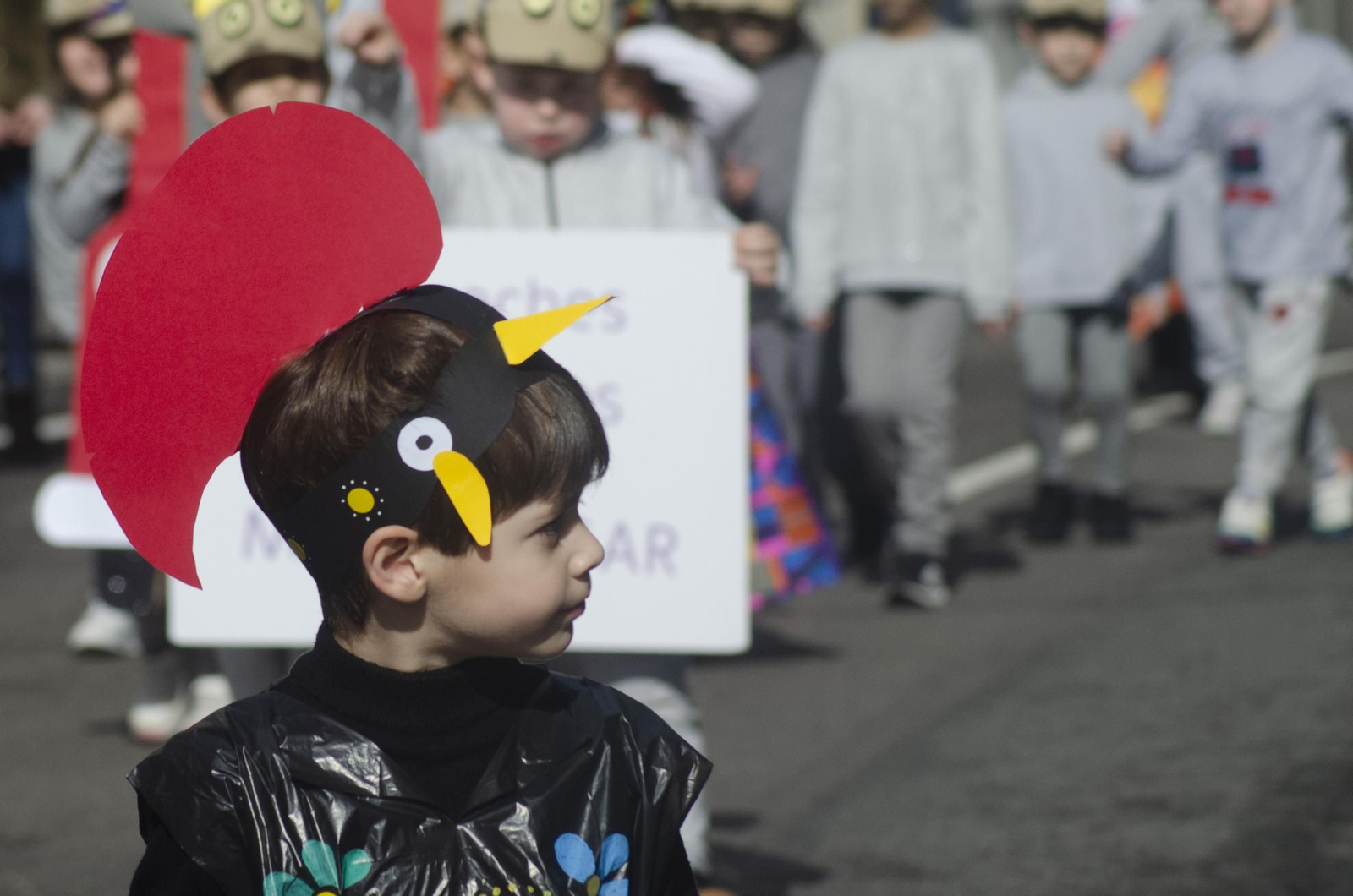 Los niños animan las calles de Ribadavia con el desfile escolar de Entroido