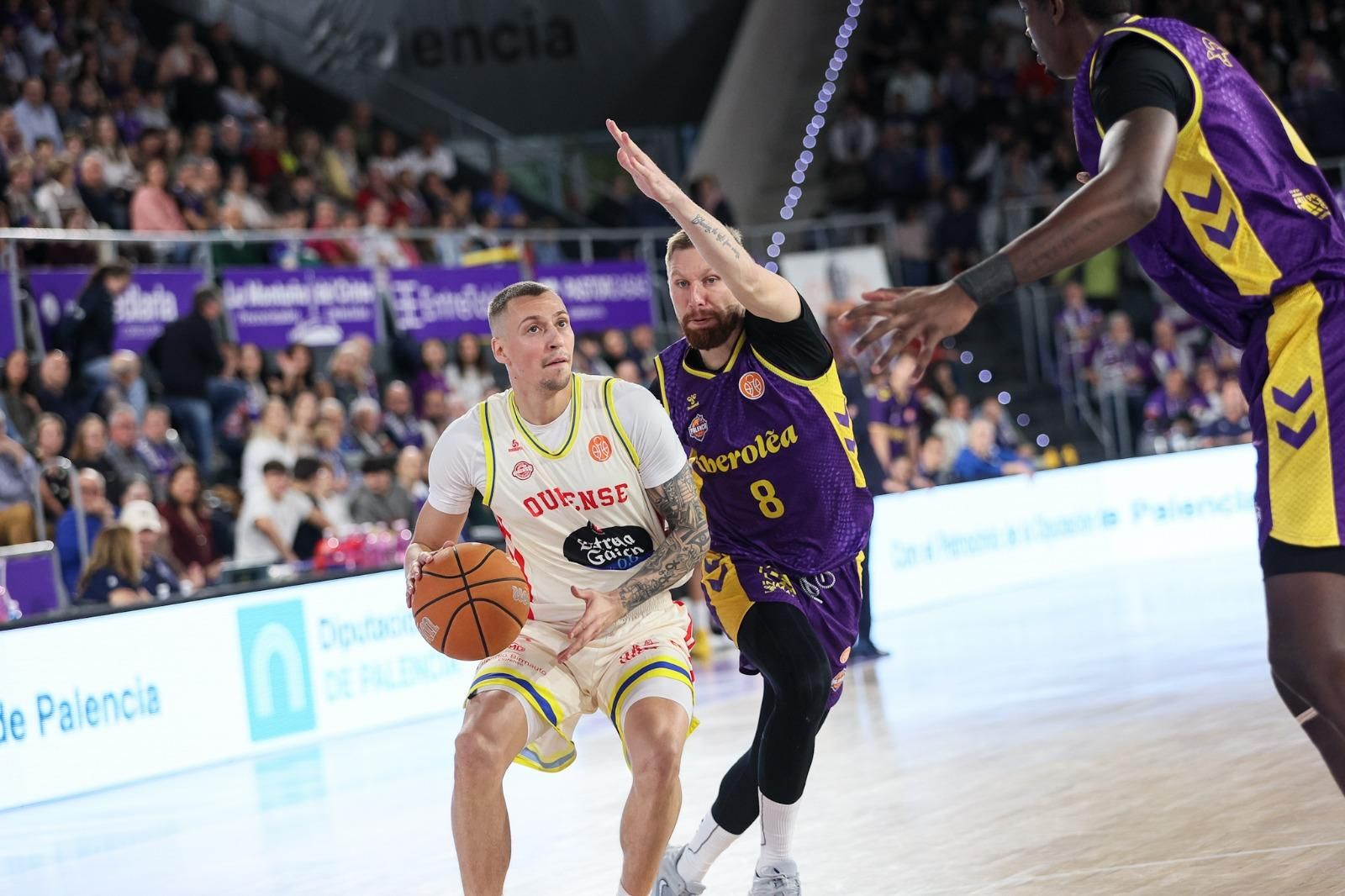 Leimanins ante un rival del Palencia