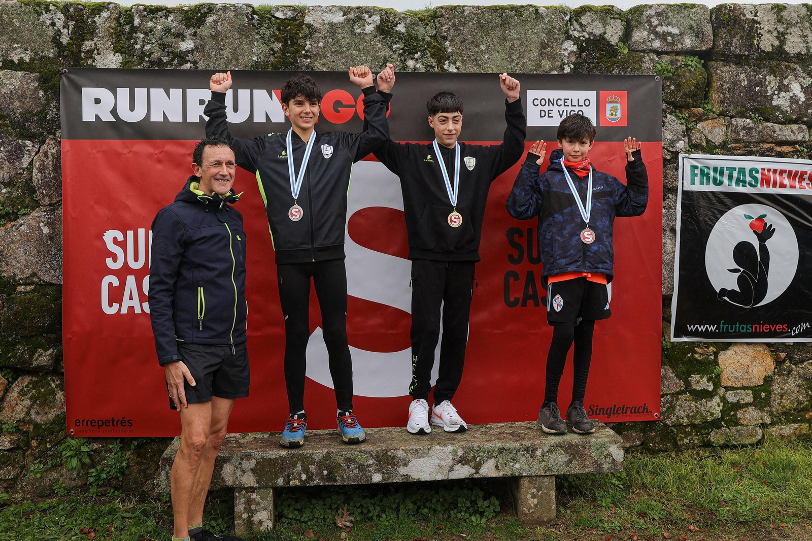 Galería | Cientos de atletas aguantan la lluvia en la Subida ao Castro