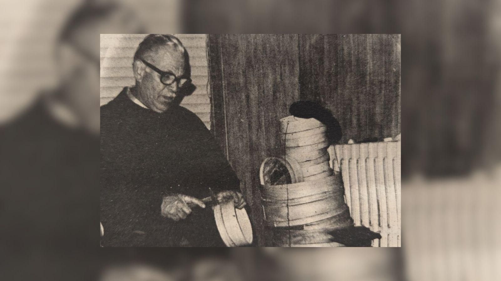 José Bóo Pérez fabricando uno de sus cedazos.