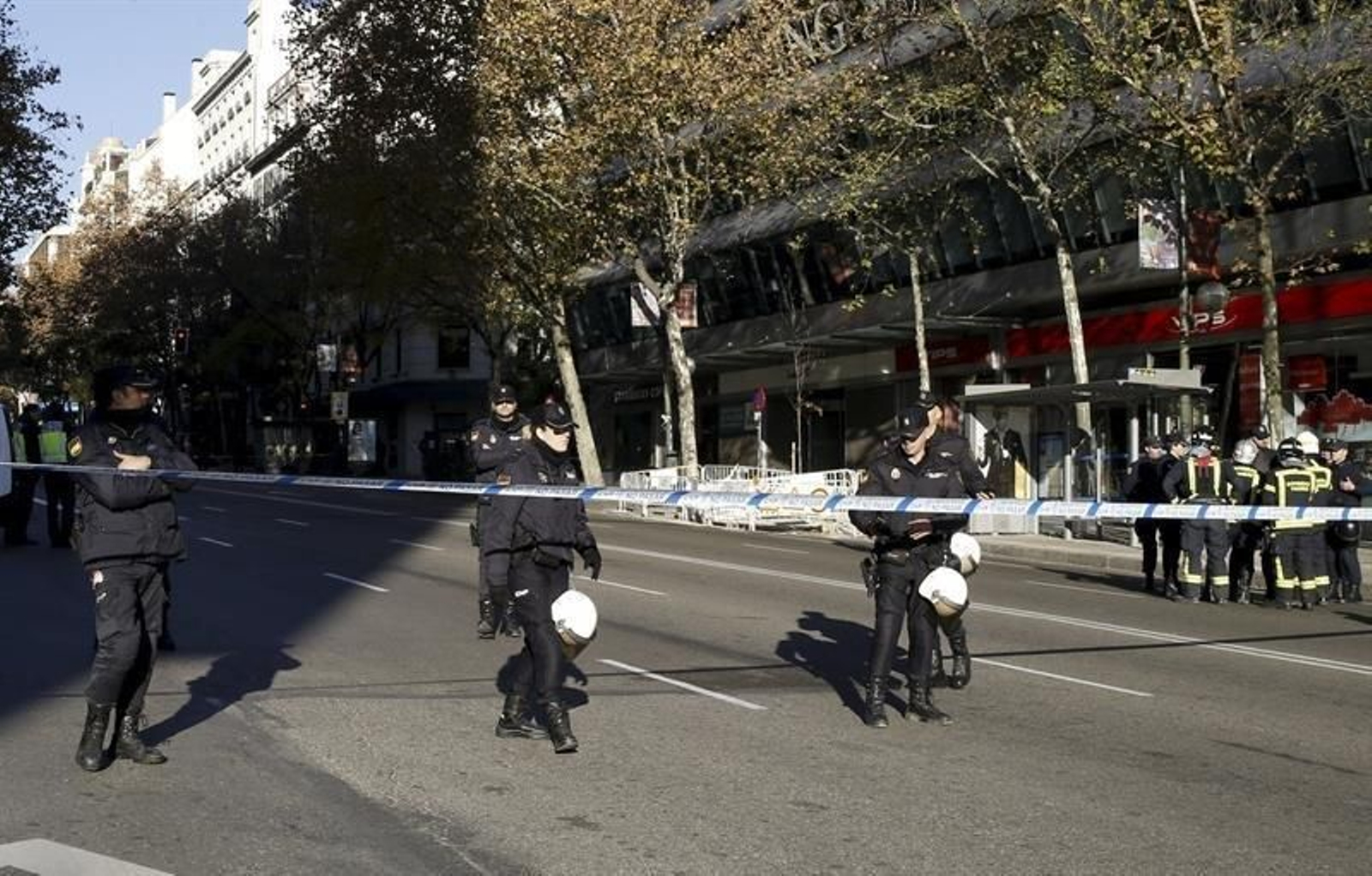 Empotran un coche contra la sede del PP en Madrid 07