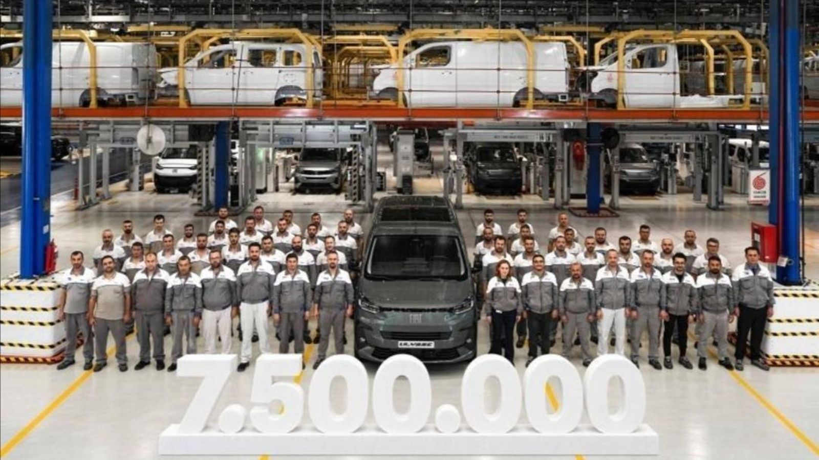 La planta de Stellantis en Turquía celebró la producción de su vehículo 7,5 millones, una furgoneta.