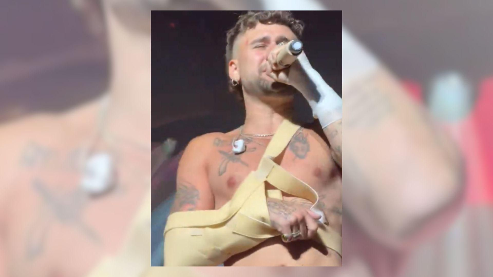 Dani Fernández cantando tras la caída con el cabestrillo.