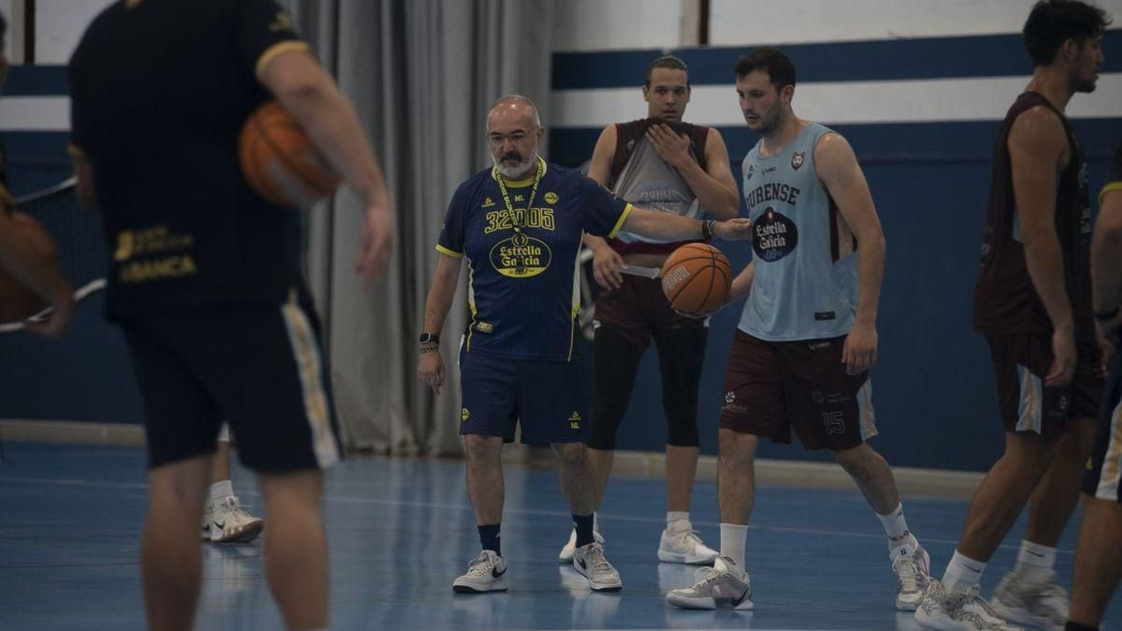 Moncho López coloca a Xabi Oroz durante uno de los entrenamientos en Os Remedios.