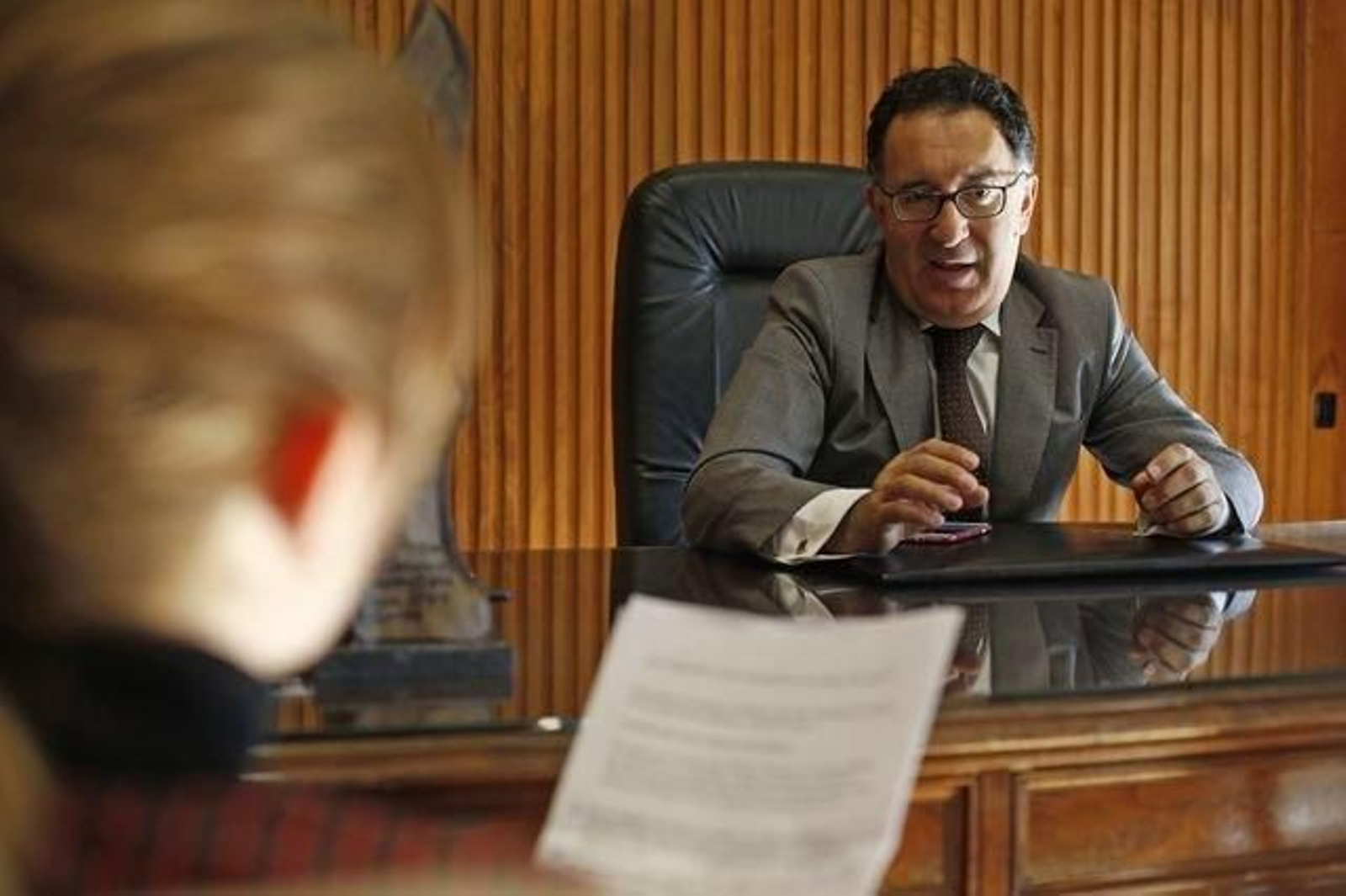 Antonio Piña, en su despacho institucional de la Audiencia. (XESÚS FARIÑAS)