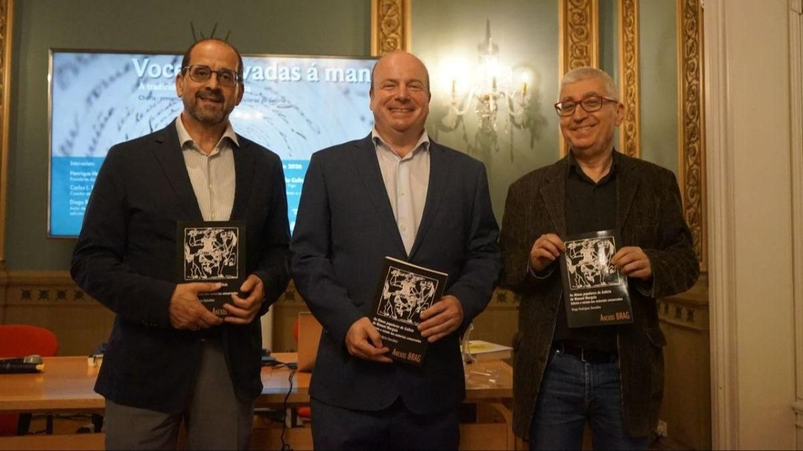 Diego Rodríguez, entre Henrique Monteagudo e Carlos Bernárdez, na Casa Galega da Cultura.