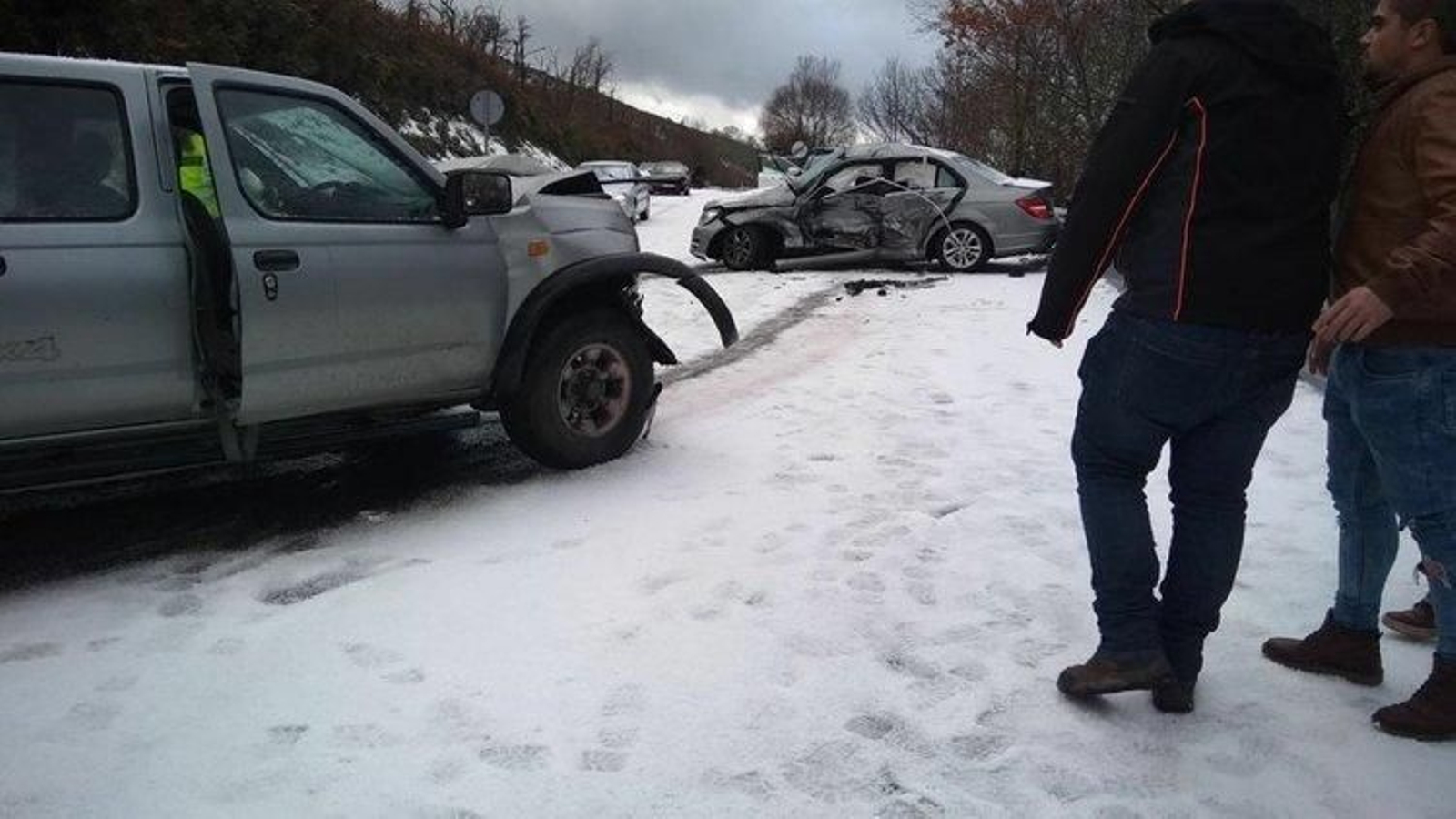 Estado en que quedaron los coches. Al fondo, el Mercedes que conducía el fallecido.