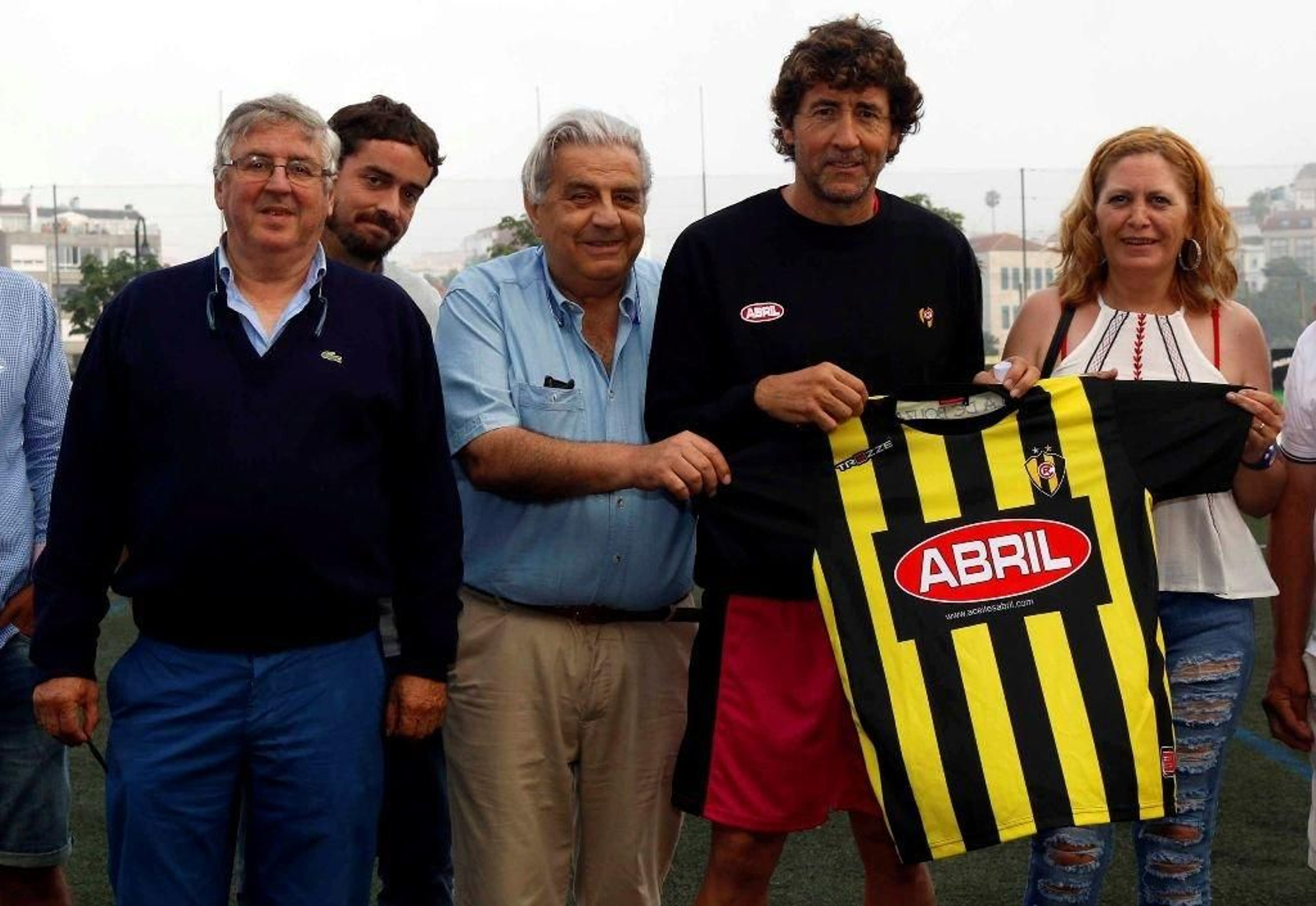 Patxi Salinas, que sostiene la camiseta, fue presentado ayer en Bouzas.