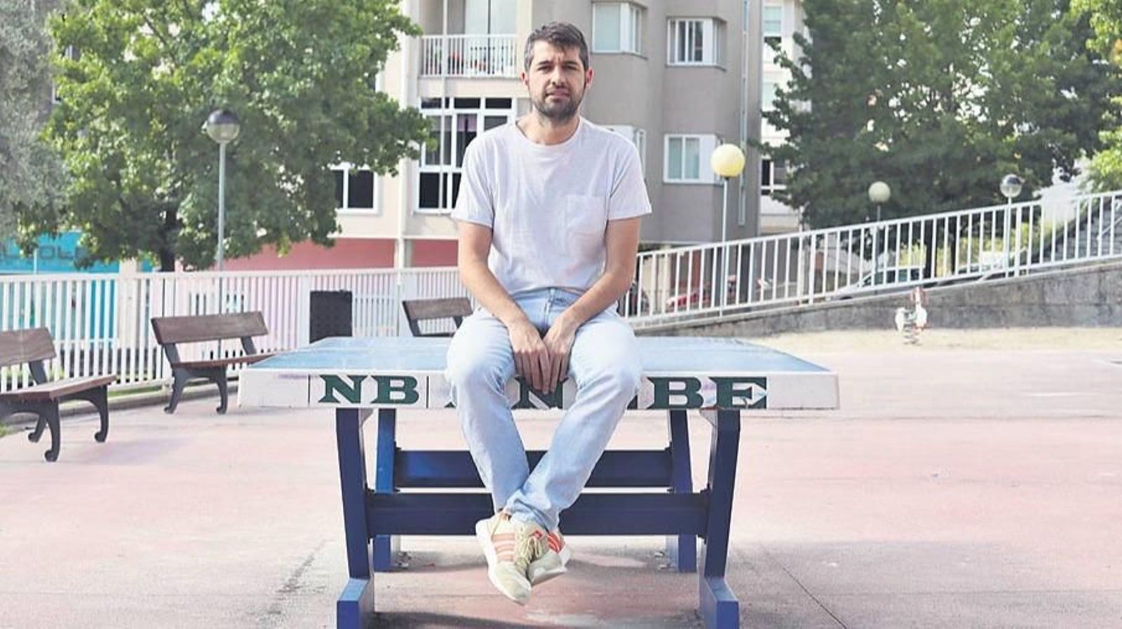 Héctor Vilas, en un parque próximo al colegio en el que ejerce como profesor (JOSÉ PAZ).