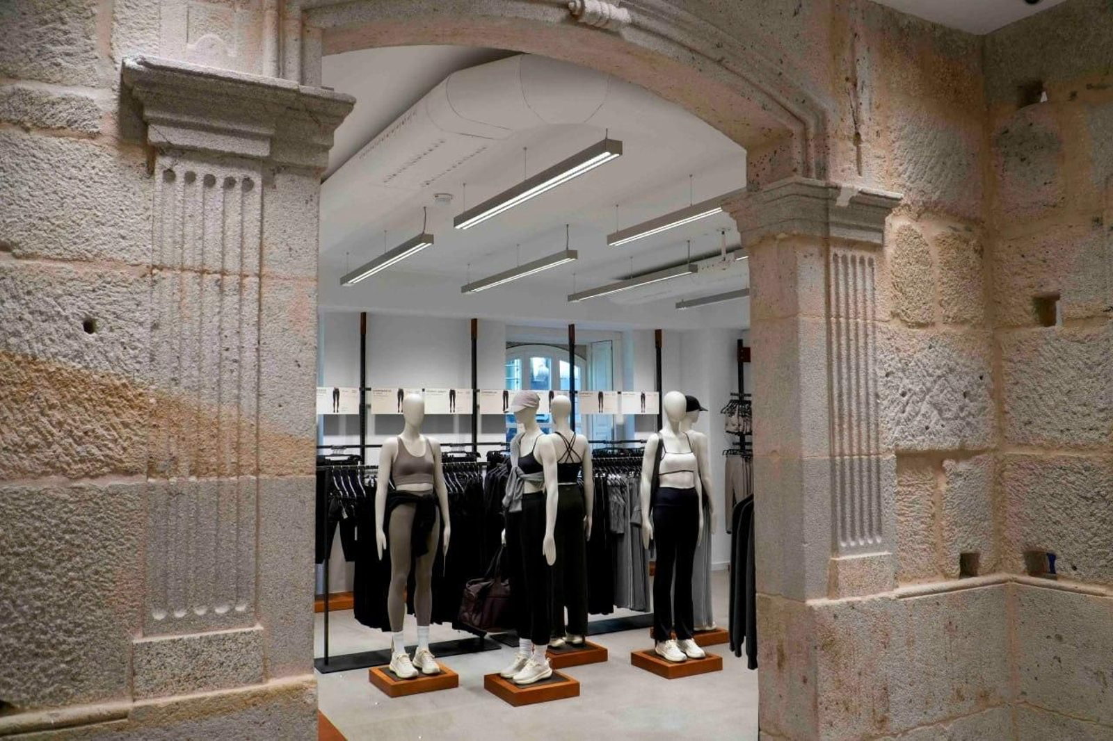 Galería | La nueva tienda de Oysho en Vigo ocupa un edificio emblemático en Príncipe