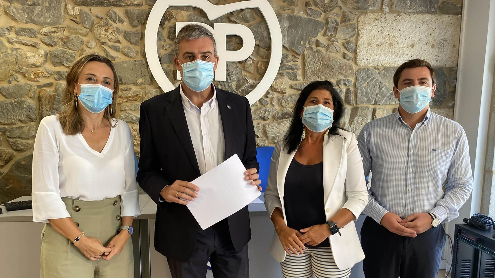 Marnotes, portavoz, con los otres tres concejales del PP vigués, ayer.